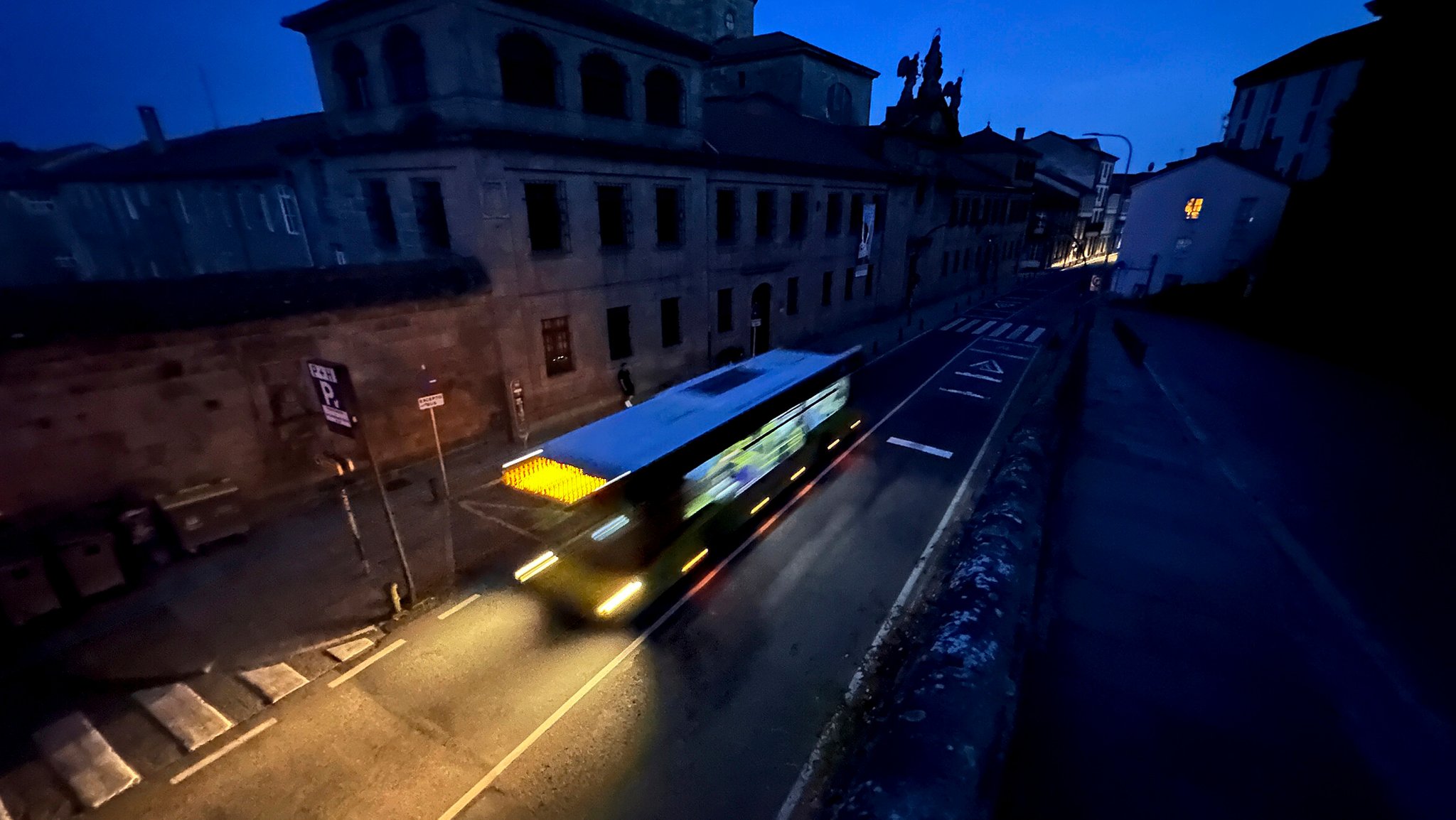 Blackout 2025 in Spanien: Die Ursachen für den Stromausfall erfordern auch Deutschland Maßnahmen, um hierzulande solche Stromausfälle zu verhindern - sagen Fachleute. Im Foto: Ein Bus fährt durch die vom Blackout betroffene spanische Stadt Santiago am 28.4.2025.