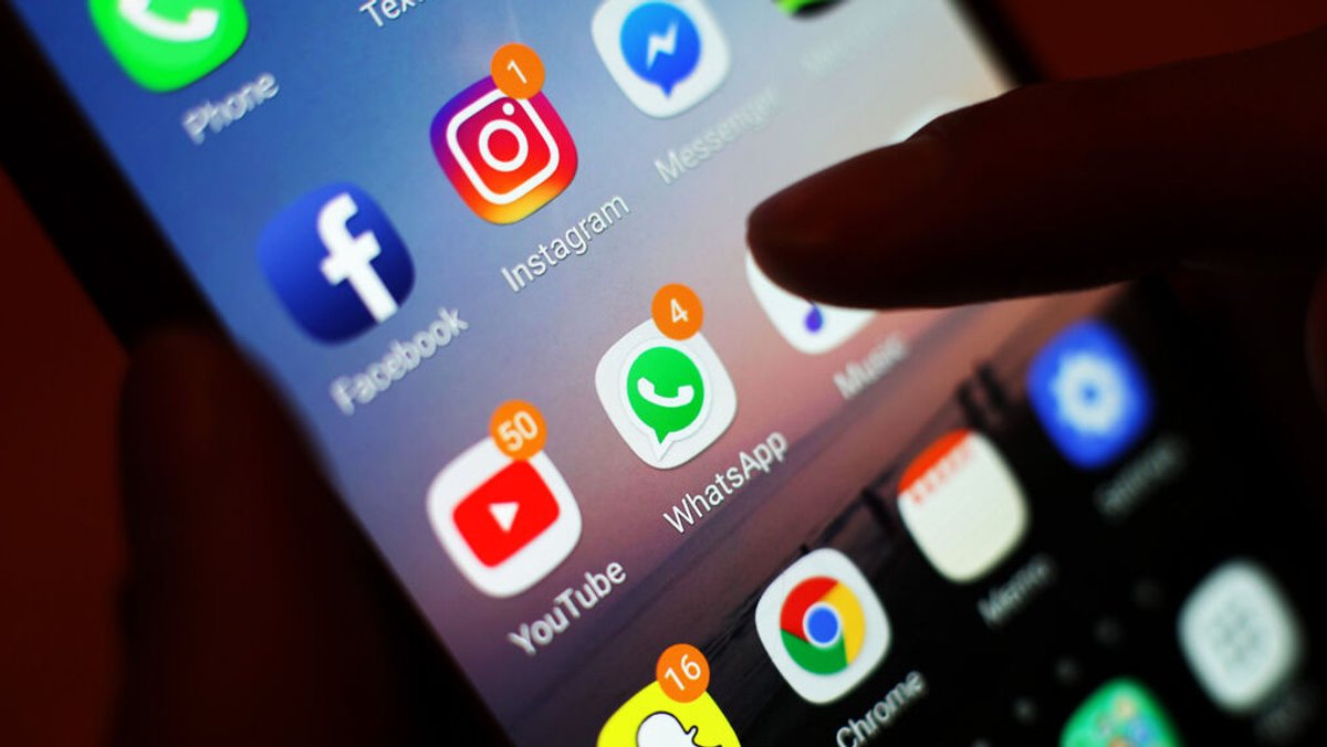 Zwei Schüler einer Mittelschule in Lautertal im Landkreis Coburg stehen im Verdacht, einen Fake-Account im sozialen Netzwerk Instagram unter dem Namen des Schulrektors eingerichtet und darüber rassistische Beiträge abgesetzt zu haben.