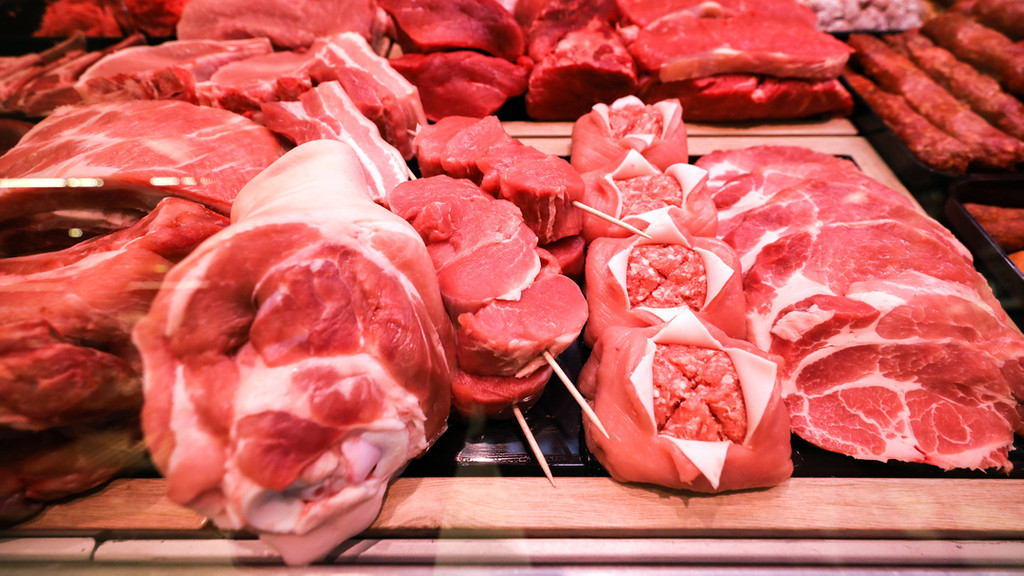 Verschiedene Sorten Schweinefleisch und Rindfleisch liegen in einer Fleischtheke in einem Supermarkt.