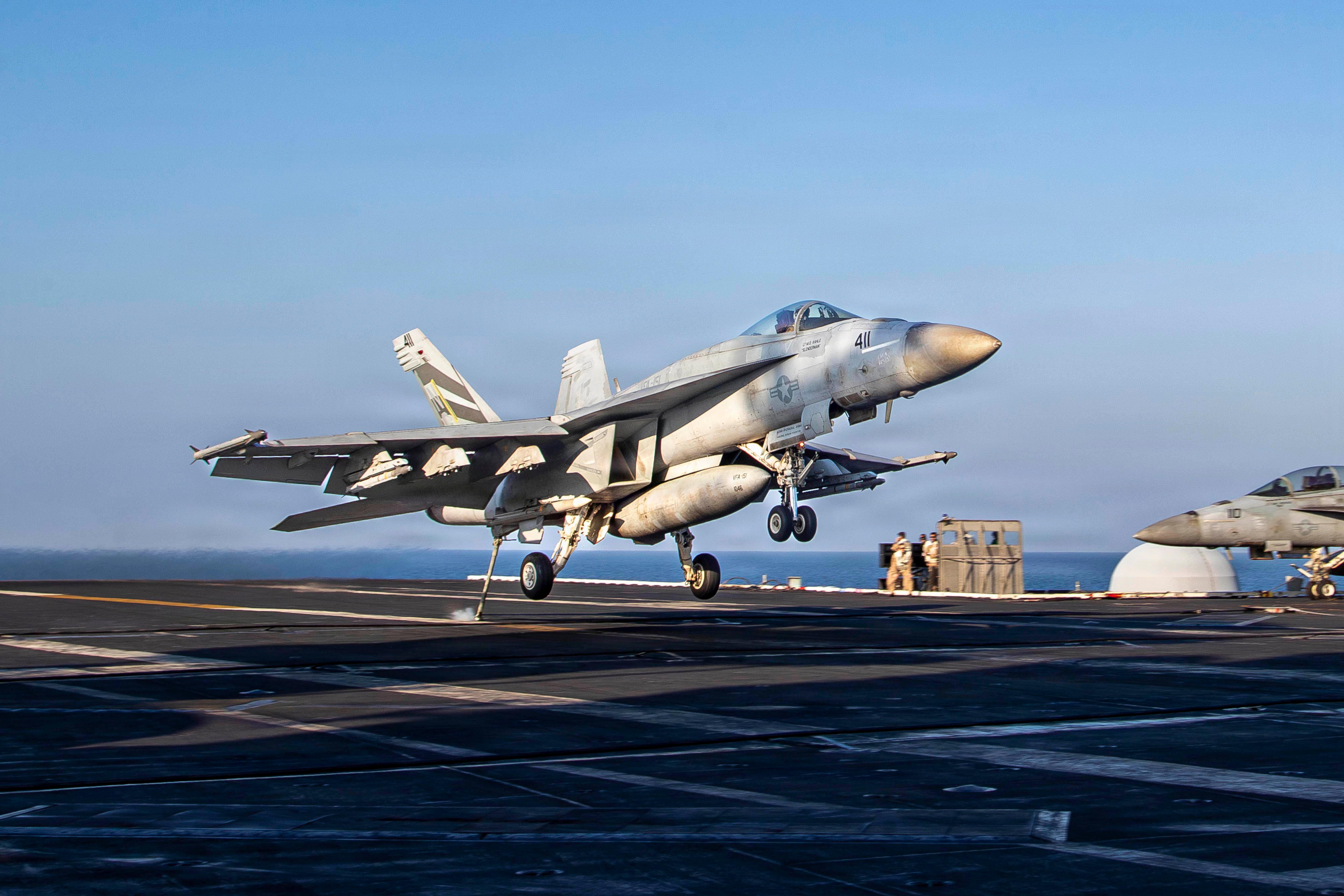 Eine U.S. Navy F/A-18E Super Hornet landet auf einem Flugzeugträger der USS Abraham Lincoln.