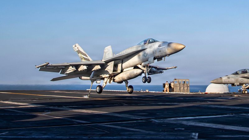 Eine U.S. Navy F/A-18E Super Hornet landet auf einem Flugzeugträger der USS Abraham Lincoln. | Bild: picture alliance / ZUMAPRESS.com | Us Navy/U.S. Navy Eine U.S. Navy F/A-18E Super Hornet landet auf einem Flugzeugträger der USS Abraham Lincoln.