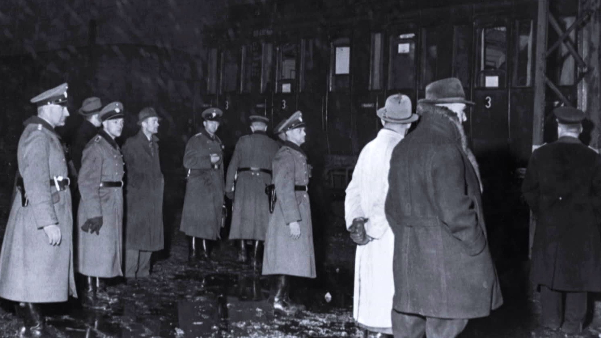 In den frühen Morgenstunden des 20. November 1941 werden 1.000 Münchner Juden unter strengster Bewachung vom Lager zum Bahnhof Milbertshofen geführt. Dort wartet ein Sonderzug auf sie.