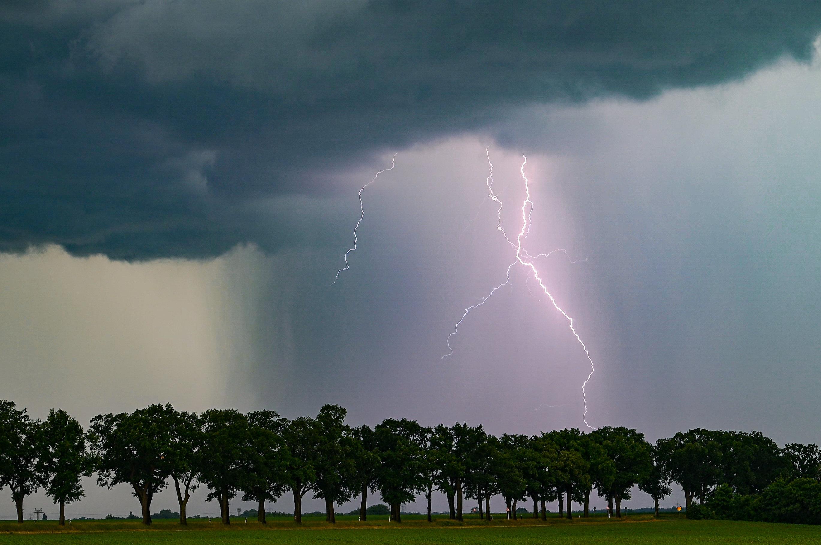 ARCHIV - 02.06.2024, Brandenburg, Sieversdorf: Ein Blitz leuchtet am späten Abend über der Landschaft. (Symbolbild)

Ein Blitz schlägt ein. (zu dpa: «Wetterdienst: Lokal starke Gewitter und Hagel möglich») Foto: Patrick Pleul/dpa +++ dpa-Bildfunk +++