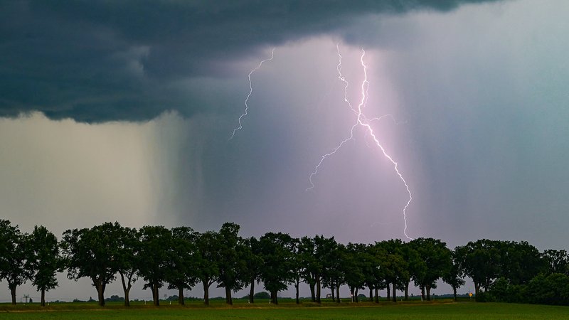 ARCHIV - 02.06.2024, Brandenburg, Sieversdorf: Ein Blitz leuchtet am späten Abend über der Landschaft. (Symbolbild)
Ein Blitz schlägt ein. (zu dpa: «Wetterdienst: Lokal starke Gewitter und Hagel möglich») Foto: Patrick Pleul/dpa +++ dpa-Bildfunk +++ | Bild: dpa-Bildfunk/Patrick Pleul ARCHIV - 02.06.2024, Brandenburg, Sieversdorf: Ein Blitz leuchtet am späten Abend über der Landschaft. (Symbolbild)
Ein Blitz schlägt ein. (zu dpa: «Wetterdienst: Lokal starke Gewitter und Hagel möglich») Foto: Patrick Pleul/dpa +++ dpa-Bildfunk +++