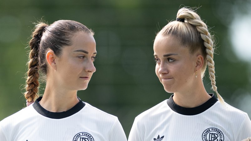 Sara Däbritz (links) und Giulia Gwinn | Bild: dpa/pa Sara Däbritz (links) und Giulia Gwinn