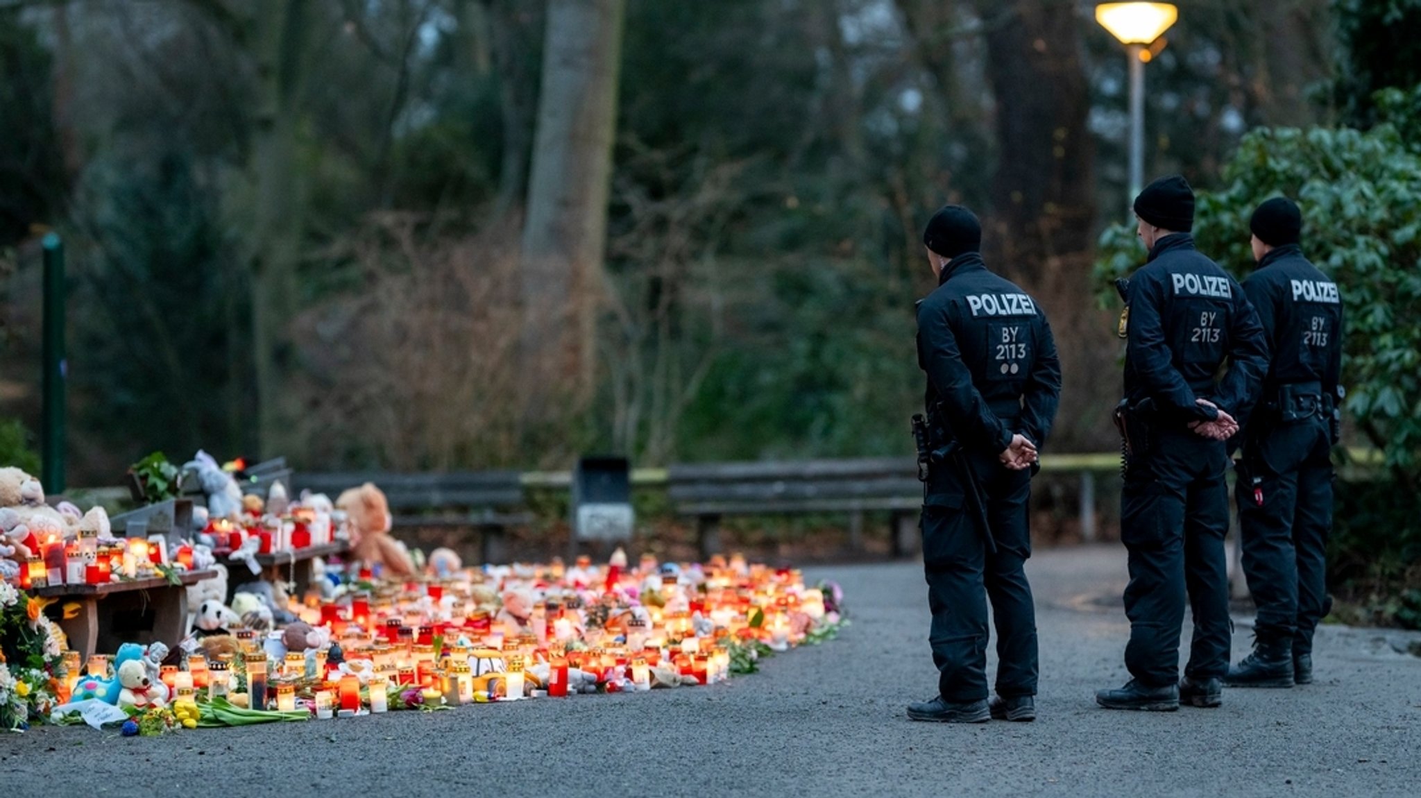 Polizisten halten auf ihrer Streife durch den Park für einen kurzen Moment an.