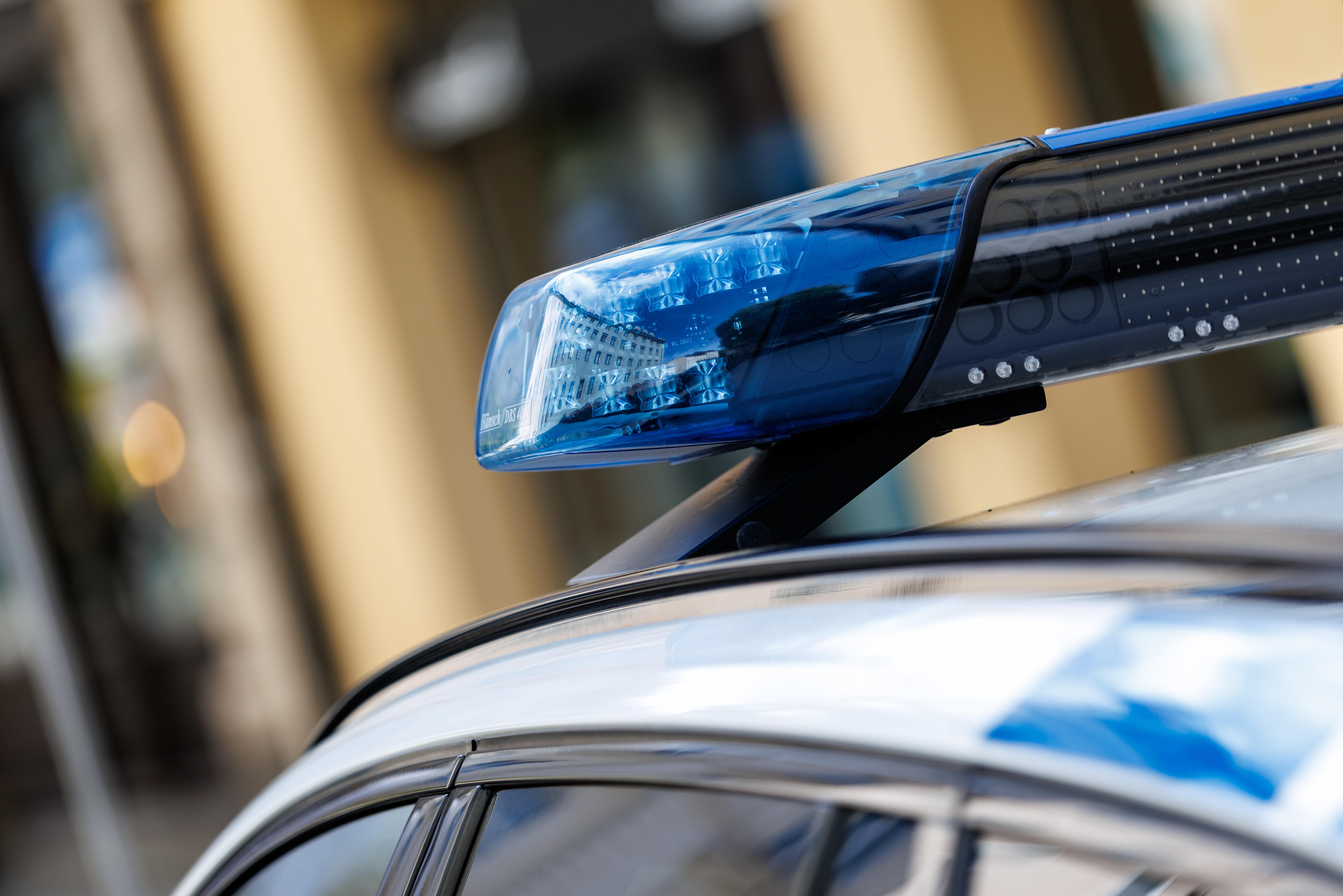 (Symbolbild) Das Blaulicht ist an einem Einsatzfahrzeug der Polizei zu sehen.