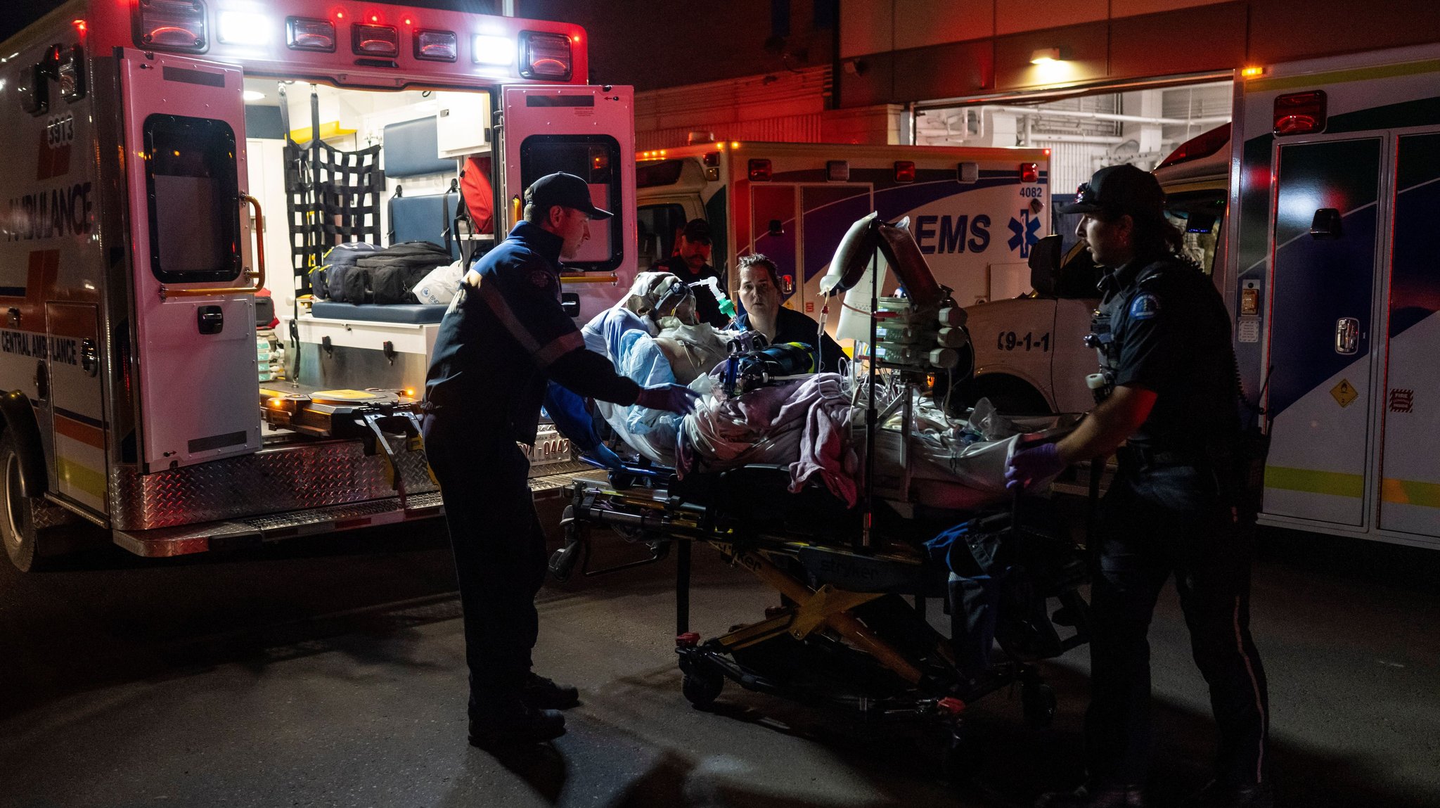 18.10.2026, Kanada, Wainwright: Rettungssanitäter laden nach einem Brand auf dem Stützpunkt der kanadischen Streitkräfte bei Wainwright, Alberta, eine verletzte Person im Wainwright Health Center in einen Krankenwagen. Foto: John Ulan/The Canadian Press/AP/dpa +++ dpa-Bildfunk +++