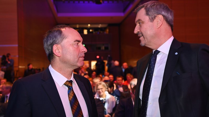 Archivbild: Hubert Aiwanger und Markus Söder | Bild: picture alliance / SvenSimon | Frank Hoermann/SVEN SIMON Archivbild: Hubert Aiwanger und Markus Söder