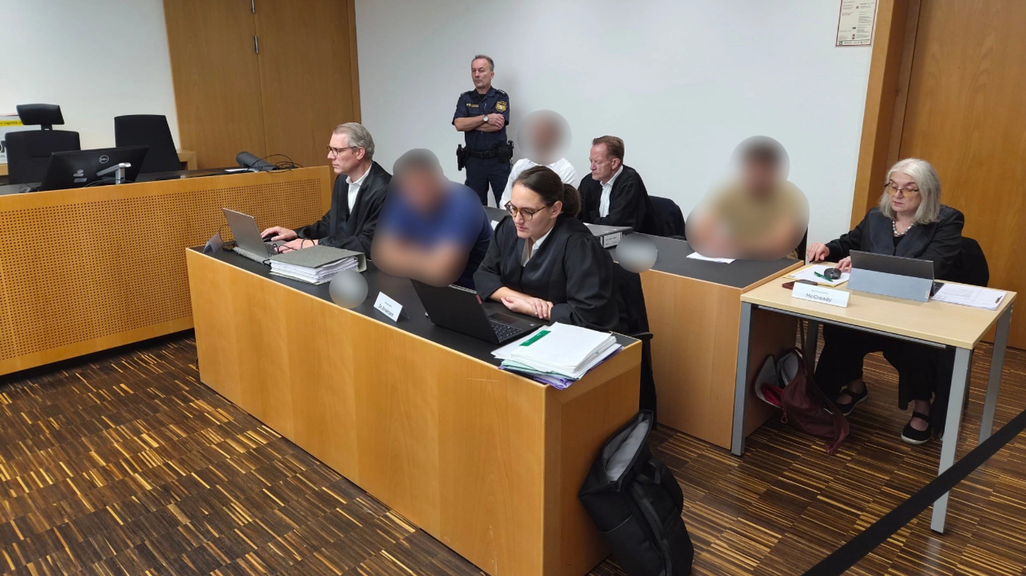 Ein Bild der Angeklagten und Anwälte im Gerichtssaal. | Bild: BR/ Veronika Scheidl Ein Bild der Angeklagten und Anwälte im Gerichtssaal.