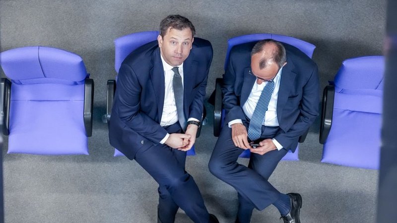 ARCHIV - 13.03.2025, Berlin: Lars Klingbeil (l), SPD Fraktionschef und Bundesvorsitzender, spricht mit Friedrich Merz, CDU/CSU Fraktionsvorsitzender und CDU Bundesvorsitzender, in den hinteren Sitzreihen der Union während der 213. Plenarsitzung der 20. Legislaturperiode im Deutschen Bundestag. In dieser und einer noch folgenden Sondersitzung des alten Bundestages sollen nach dem Willen von Union und SPD ein milliardenschweres Sondervermögen und eine Reform der im Grundgesetz verankerten Schuldenbremse beschlossen werden. Ziel sind Investitionen in Infrastruktur und Verteidigung. (zu dpa: «Klingbeil: Vertrauen zu Merz wächst») Foto: Michael Kappeler/dpa +++ dpa-Bildfunk +++ | Bild: dpa-Bildfunk/Michael Kappeler ARCHIV - 13.03.2025, Berlin: Lars Klingbeil (l), SPD Fraktionschef und Bundesvorsitzender, spricht mit Friedrich Merz, CDU/CSU Fraktionsvorsitzender und CDU Bundesvorsitzender, in den hinteren Sitzreihen der Union während der 213. Plenarsitzung der 20. Legislaturperiode im Deutschen Bundestag. In dieser und einer noch folgenden Sondersitzung des alten Bundestages sollen nach dem Willen von Union und SPD ein milliardenschweres Sondervermögen und eine Reform der im Grundgesetz verankerten Schuldenbremse beschlossen werden. Ziel sind Investitionen in Infrastruktur und Verteidigung. (zu dpa: «Klingbeil: Vertrauen zu Merz wächst») Foto: Michael Kappeler/dpa +++ dpa-Bildfunk +++