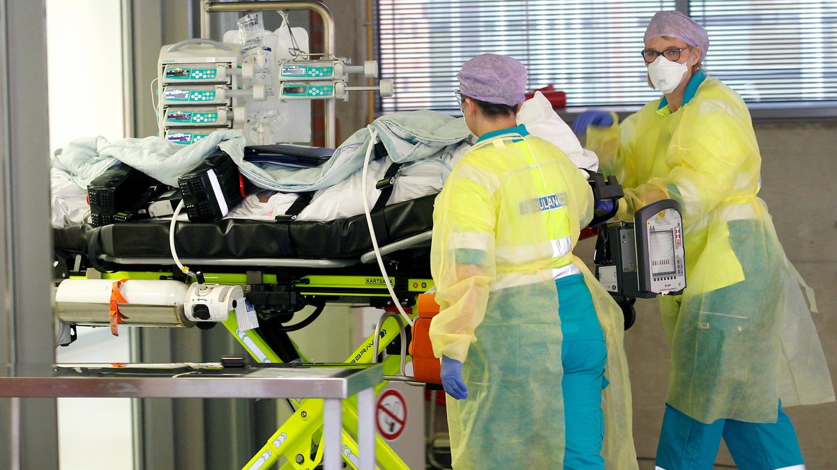 Ein Covid-Patient wird ins Klinikum Bochum gebracht
