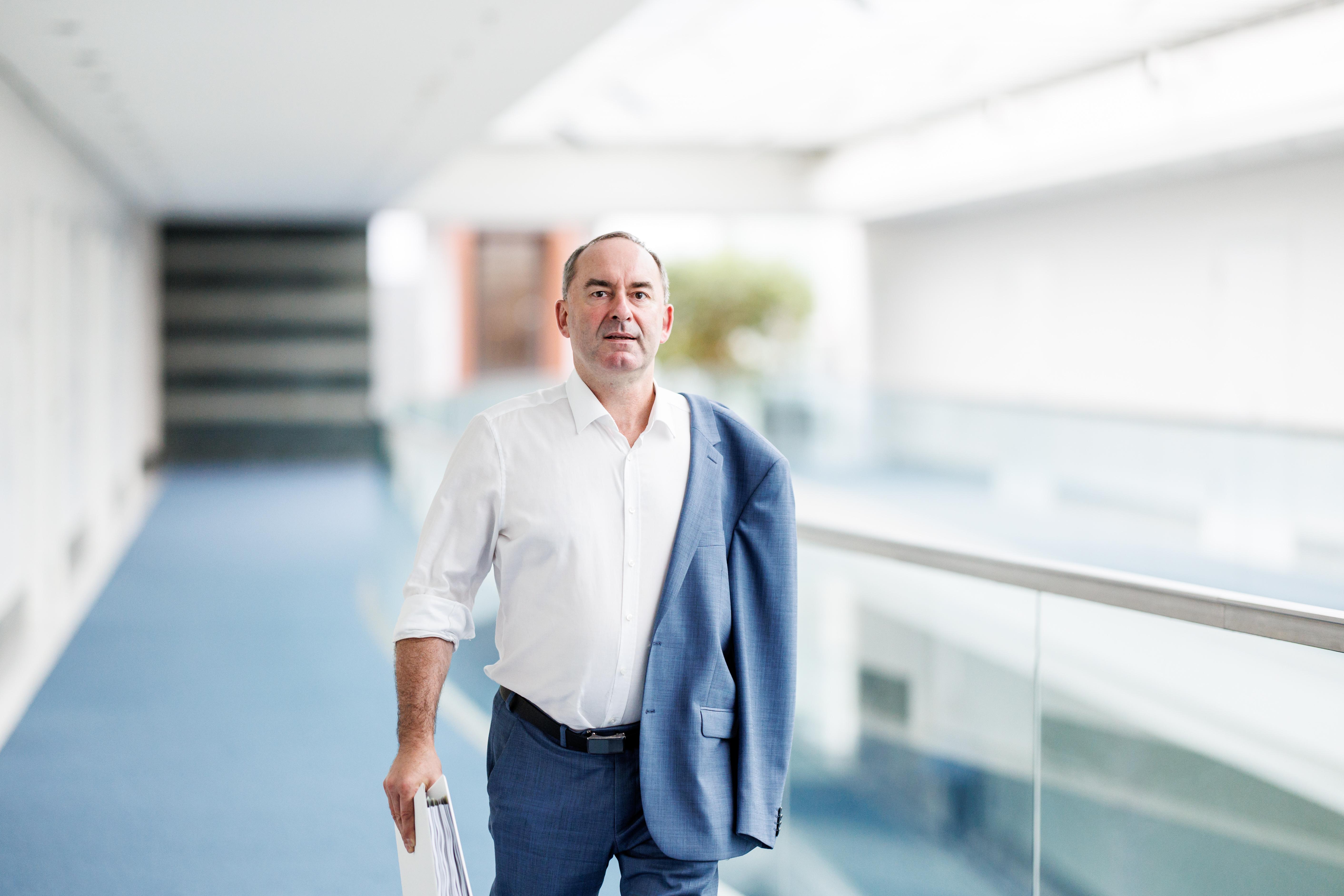 Hubert Aiwanger, bayerischer Wirtschaftsminister in der Staatskanzlei in München