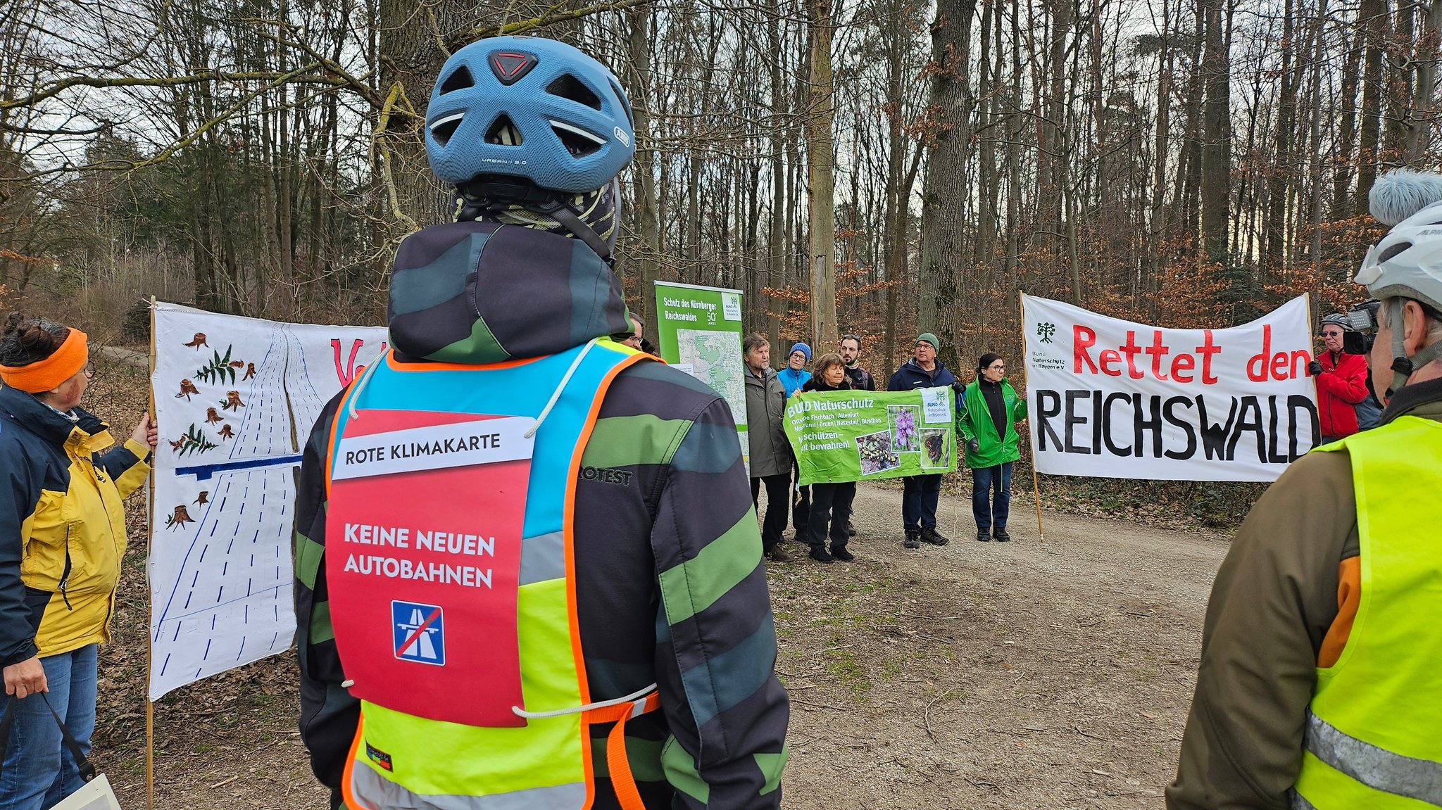 "Keine neuen Autobahnen" und "Rettet den Reichswald" steht auf Protest-Schildern.