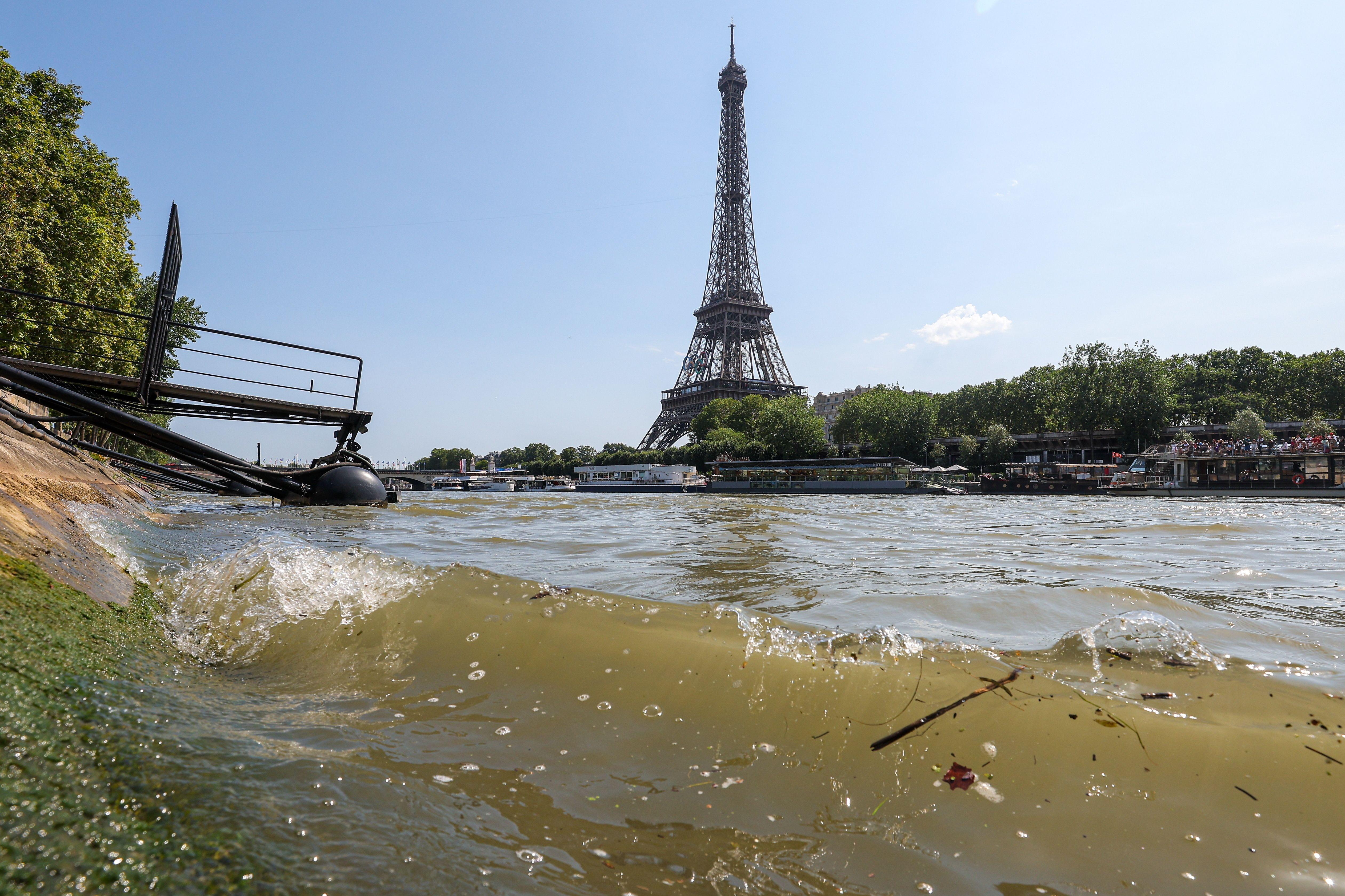 Die Seine mit dem Eiffelturm in Paris