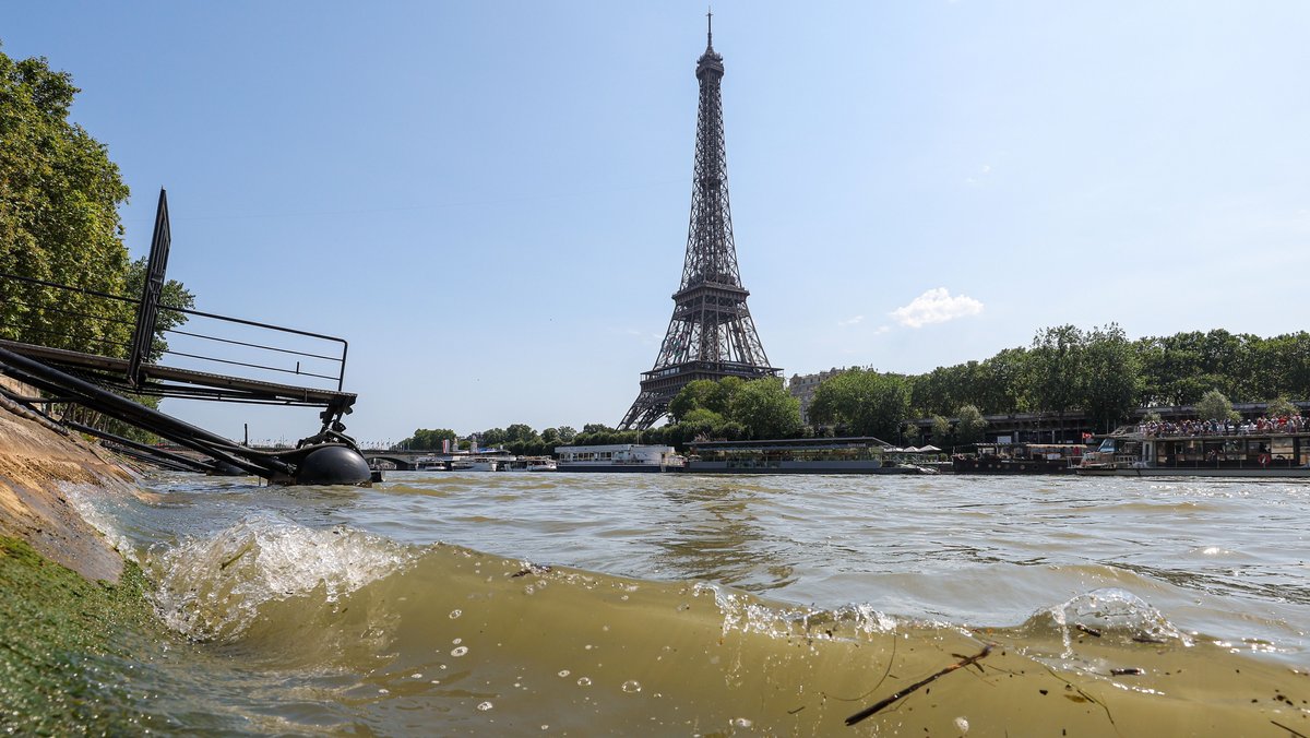Die Seine mit dem Eiffelturm in Paris