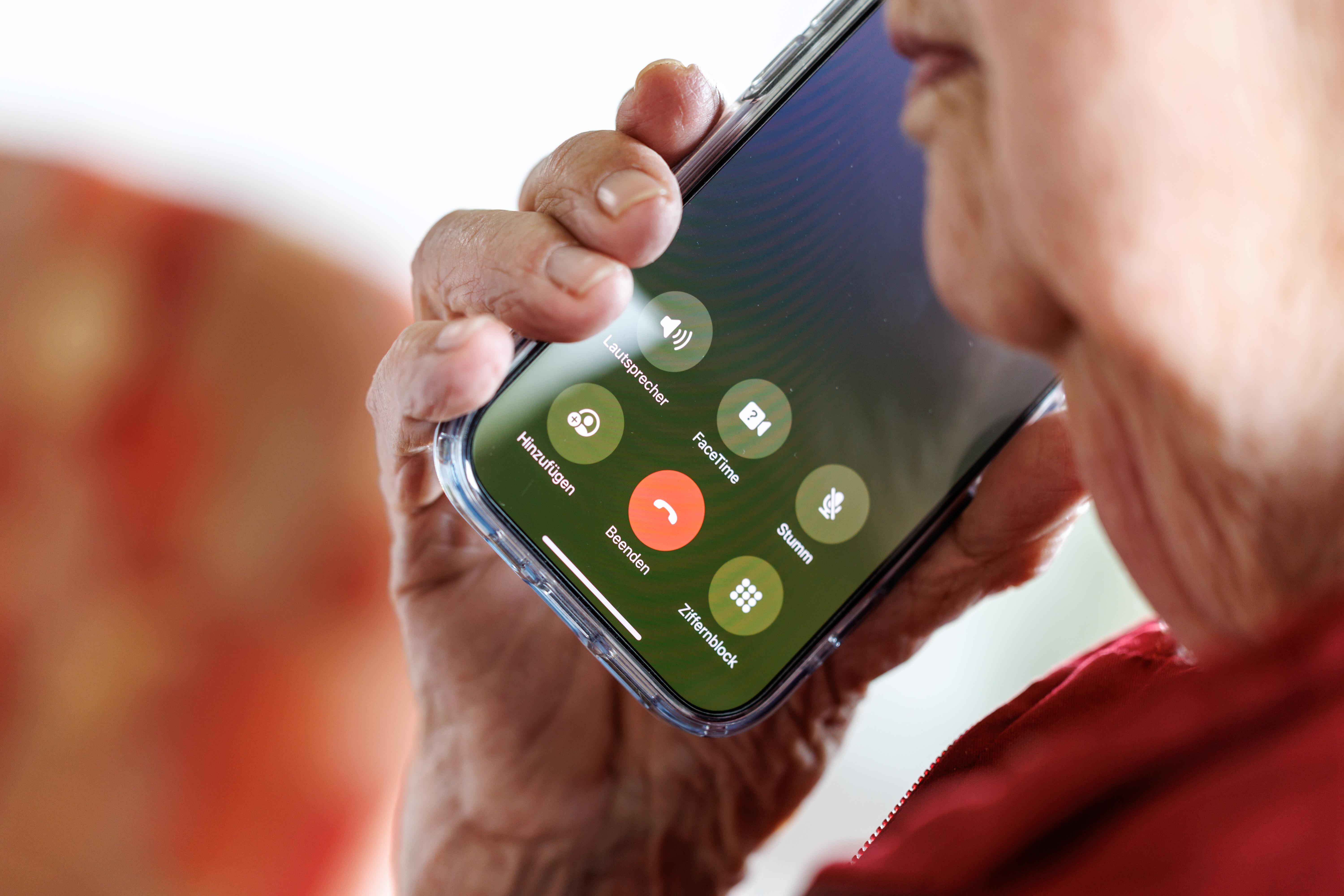 Symbolbild: Ältere Frau am Handy