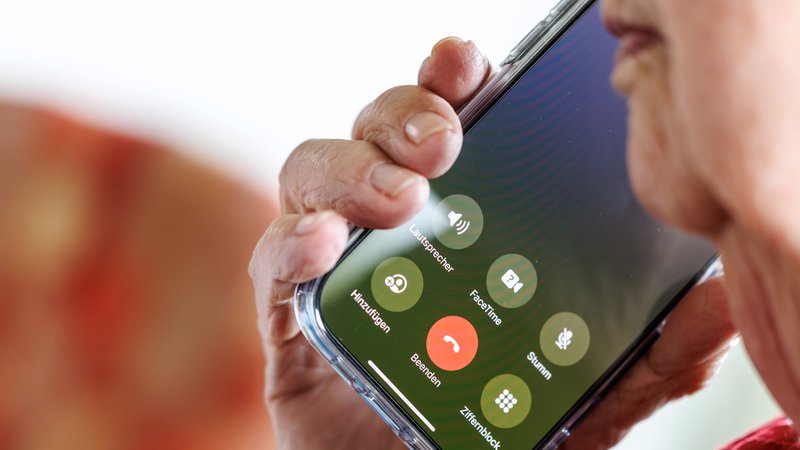 Symbolbild: Ältere Frau am Handy | Bild: picture alliance / dpa | Matthias Balk Symbolbild: Ältere Frau am Handy