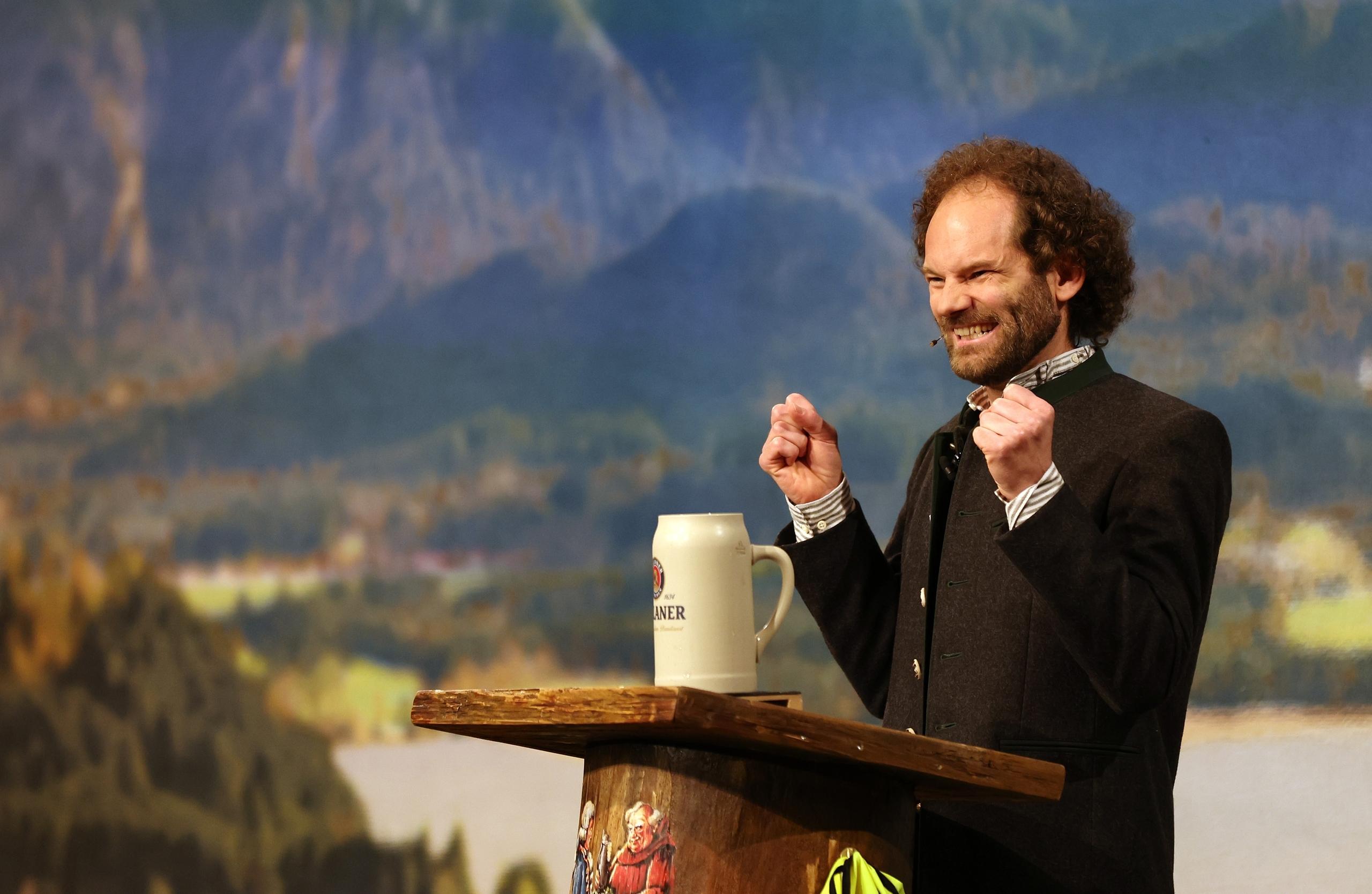 Maximilian Schafroth hält die Fastenrede beim Nockherberg 2024.
