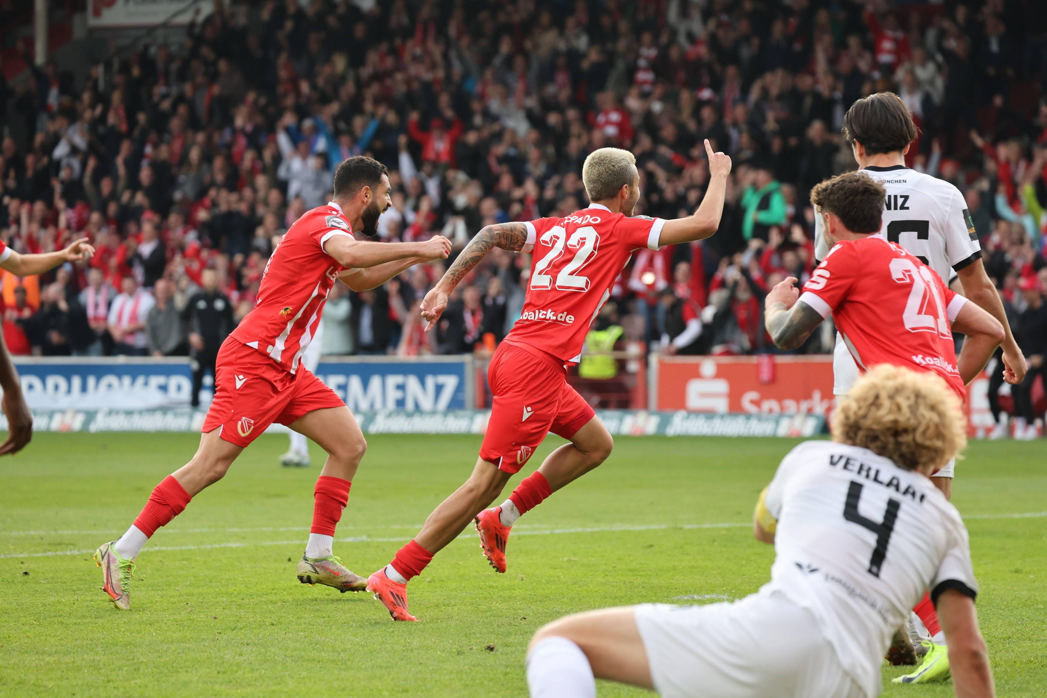Jubel bei Cottbus, frustrierte Löwen (Verlaat, vorne)