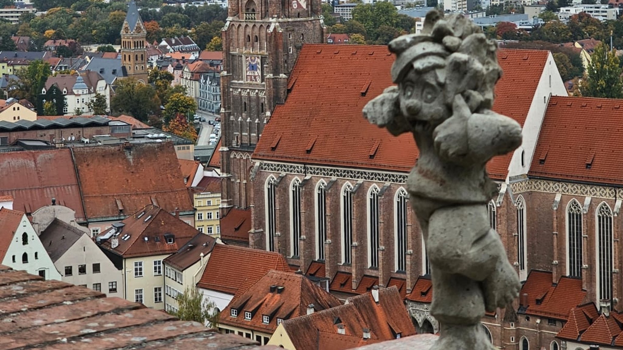 Hier "derbleckt" der Pumuckl noch auf einem Aussichtspunkt oben auf der Burg Trausnitz frech die Besucher.