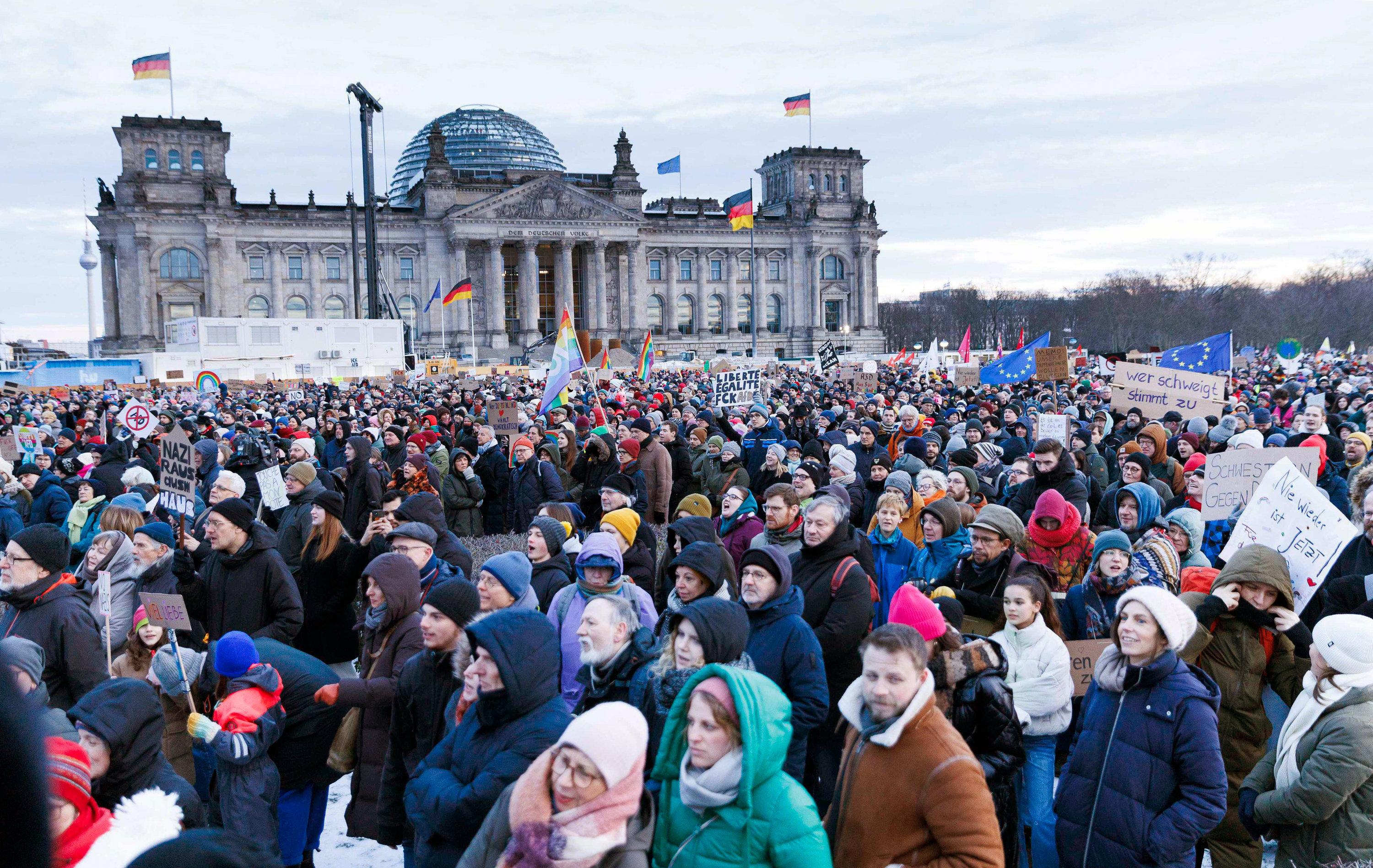 Menschen, die gegen rechts demonstrieren