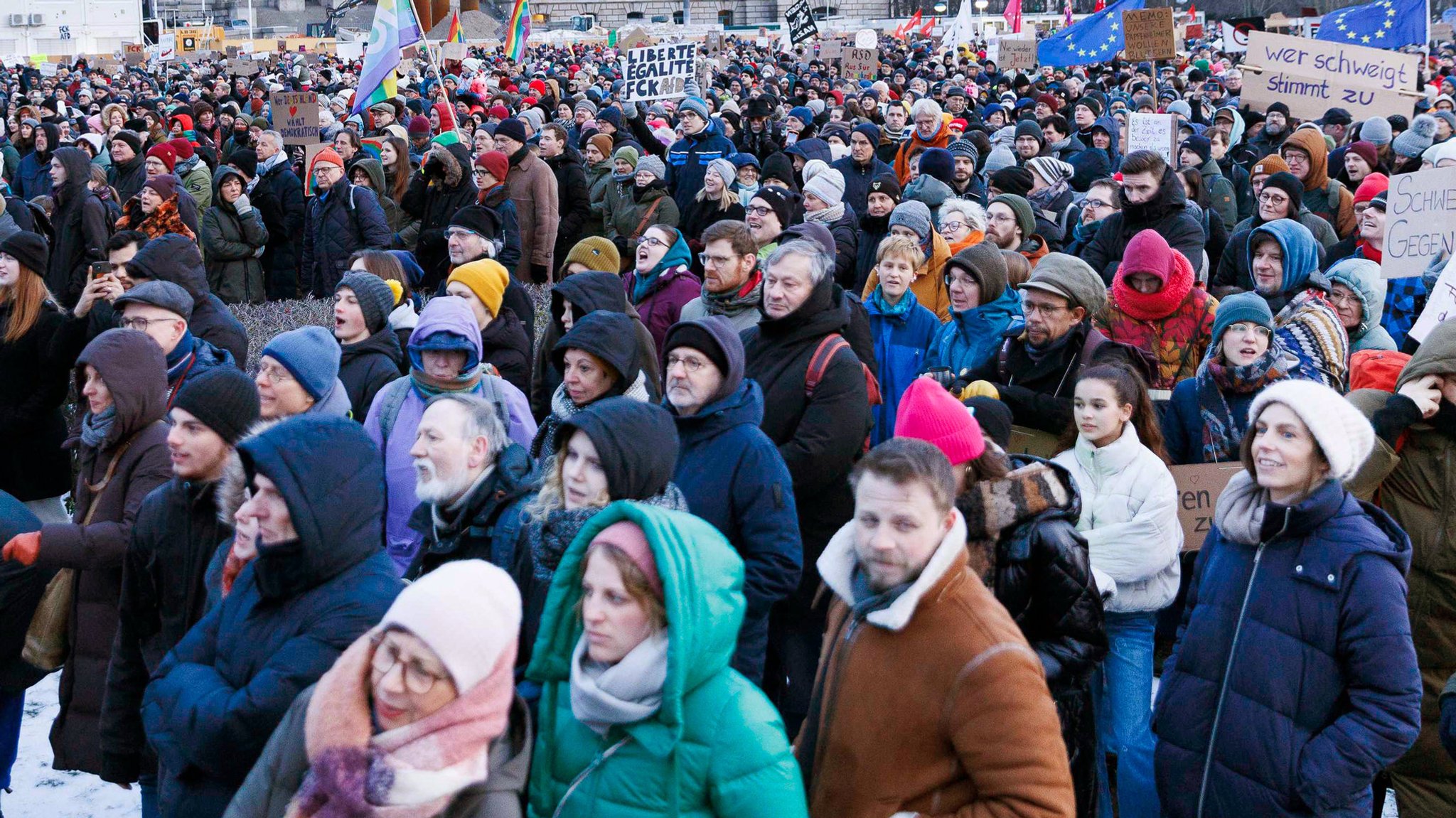 Menschen, die gegen rechts demonstrieren