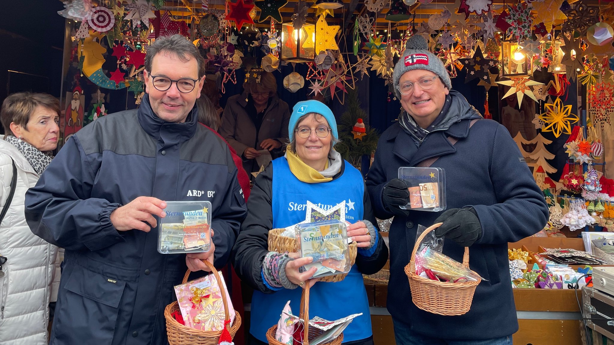 Bayern 1-Moderator Jürgen Lassauer, BR Korrespondentin aus Hof Annerose Zuber und Kabarettist Volker Heißmann (v.l.n.r.)