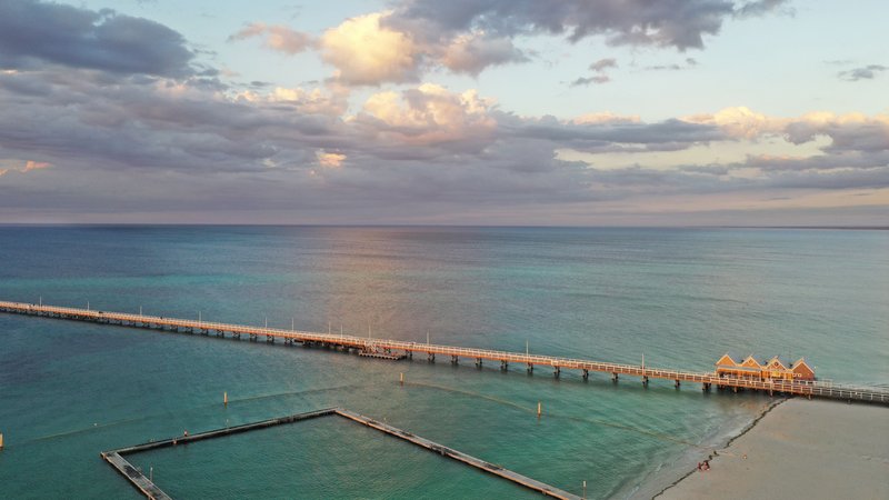 Durch das Wasser der Geographe Bay schwamm der 13-Jährige zurück an Land | Bild: pa/dpa/Rafael Ben-Ari Durch das Wasser der Geographe Bay schwamm der 13-Jährige zurück an Land