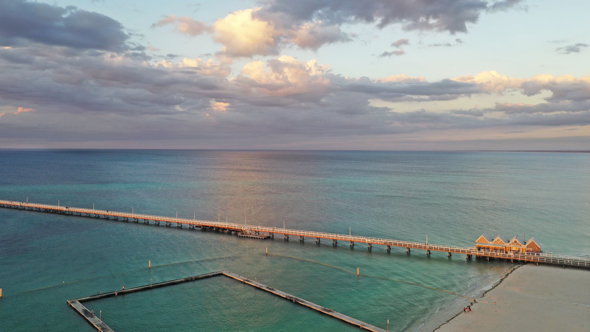 13-Jähriger rettet Familie nach stundenlangem Kampf im Meer