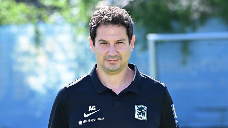 21.07.2024, Bayern, München: Fußball: 3. Liga, Fototermin TSV 1860 München, Cheftrainer Argirios Giannikis. | Bild: dpa-Bildfunk/Felix Hörhager 21.07.2024, Bayern, München: Fußball: 3. Liga, Fototermin TSV 1860 München, Cheftrainer Argirios Giannikis.