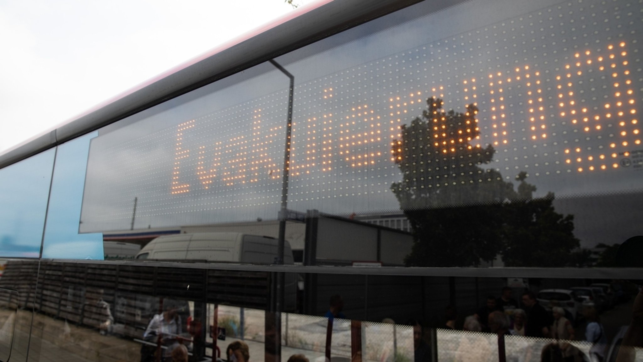 Evakuierung steht auf einem Bus anlässlich der Entschärfung einer Fliegerbombe. 