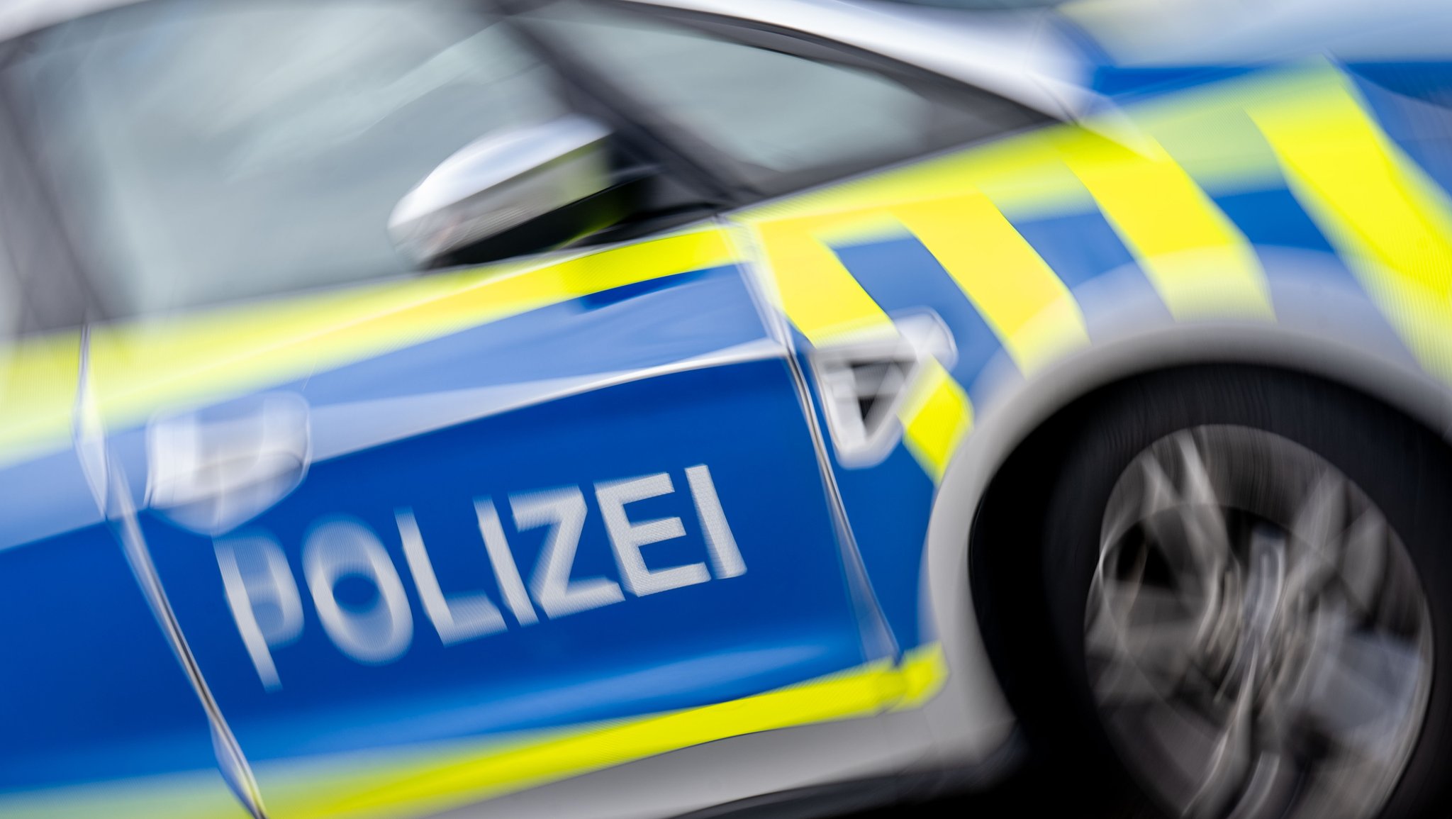 Symbolbild: Polizeiauto | Bild: picture alliance/dpa | Hendrik Schmidt Symbolbild: Polizeiauto