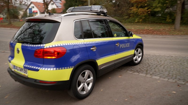 Falsches Polizeiauto mit der Aufschrift "Police" | Bild: BR Falsches Polizeiauto mit der Aufschrift "Police"