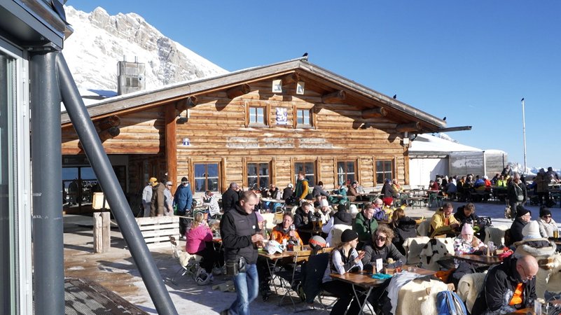 Bei den Gästen kommt die vegetarische Küche gut an. | Bild: BR/Melina Eisemann Bei den Gästen kommt die vegetarische Küche gut an.