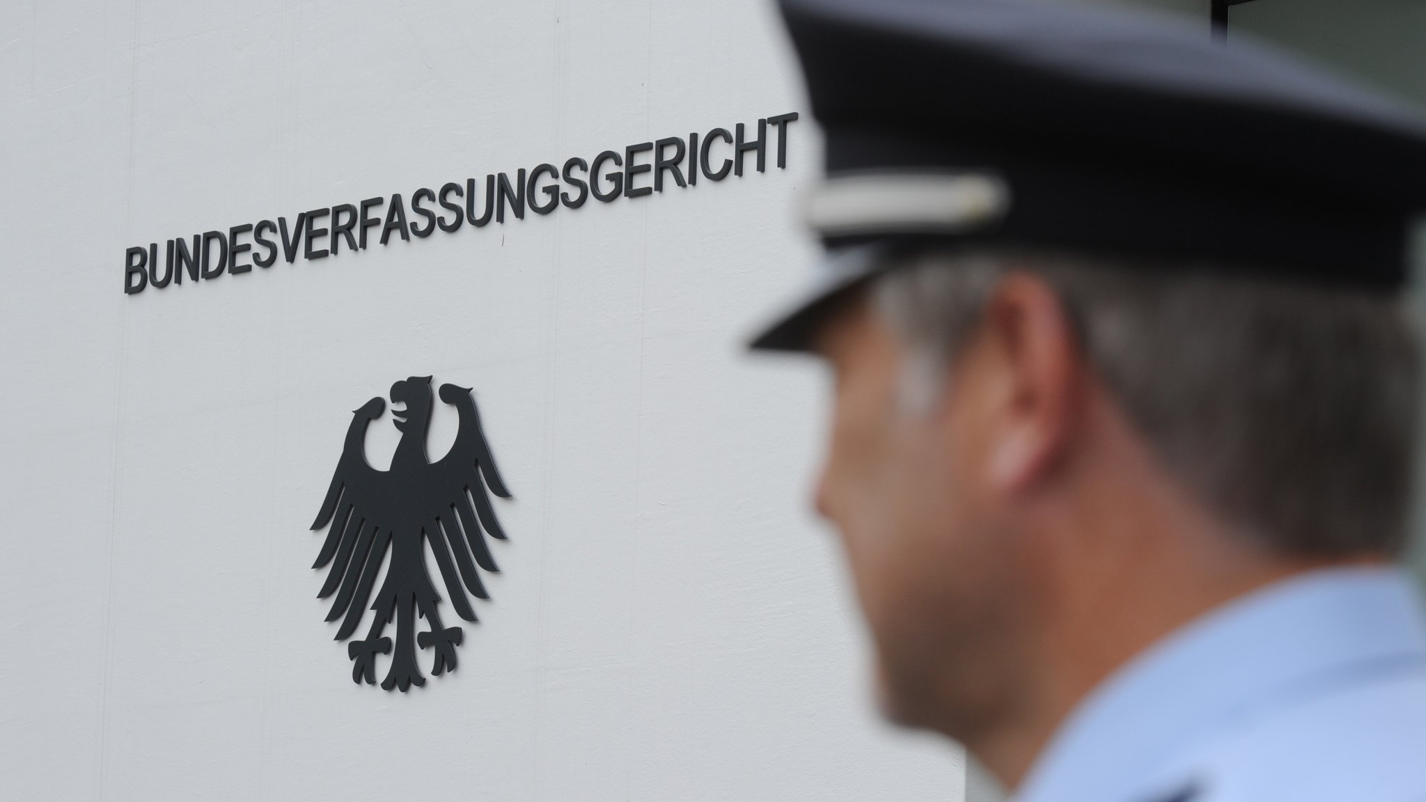 Ein Polizist in Karlsruhe vor dem Eingangsbereich des früheren vorübergehenden Amtssitzes des Bundesverfassungsgerichts (Archivbild).