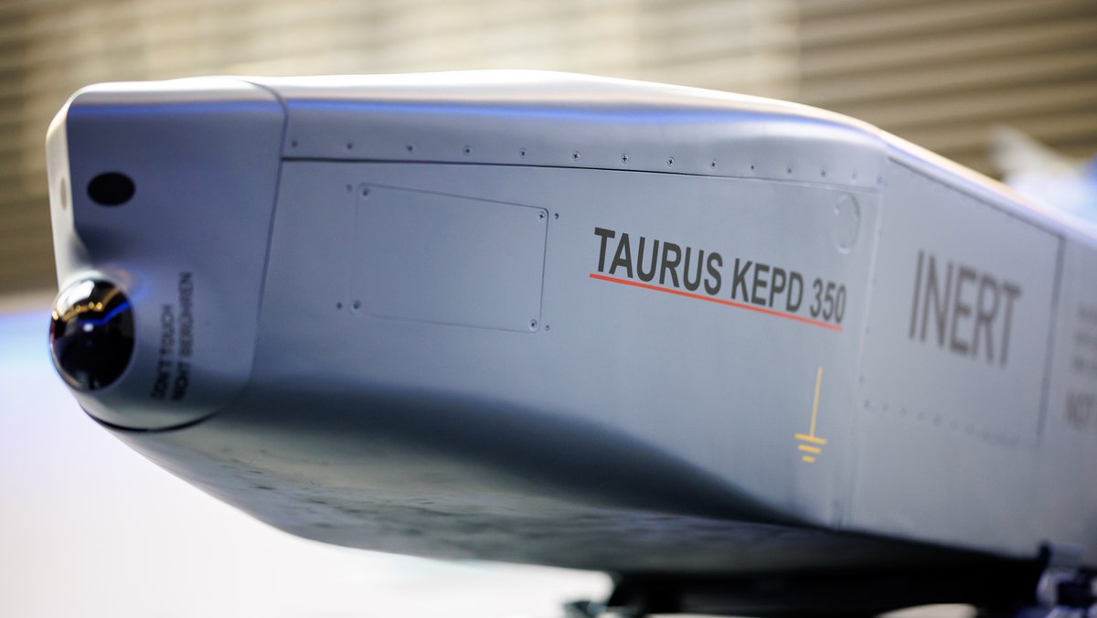 Der deutsch-schwedische Luft-Boden-Marschflugkörper Taurus in einem Showroom beim europäischen Rüstungsunternehmen MBDA