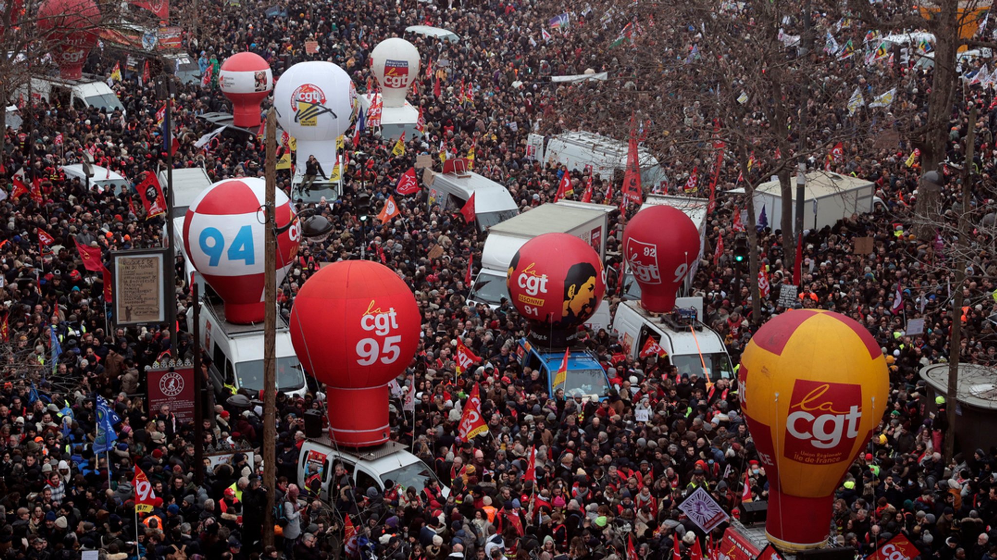 Menschen versammeln sich in Paris während einer Demonstration.