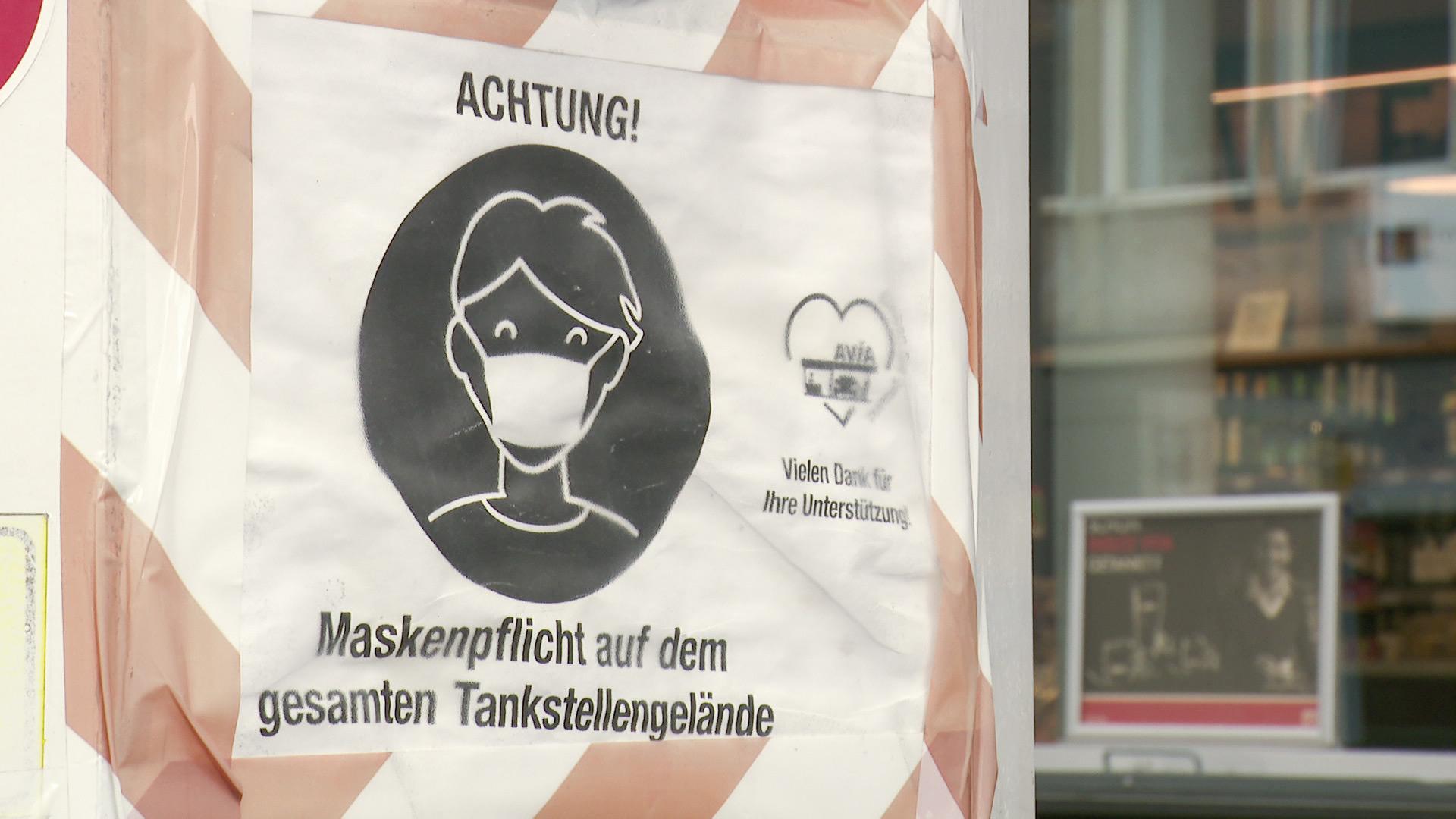 Hinweisschild an einer Tankstelle | Bild:BR