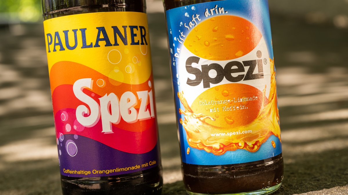 Eine Flasche "Spezi" (rechts) von der Großbrauerei Paulaner und eine Flasche "Spezi" der Augsburger Riegele Brauerei stehen nebeneinander.