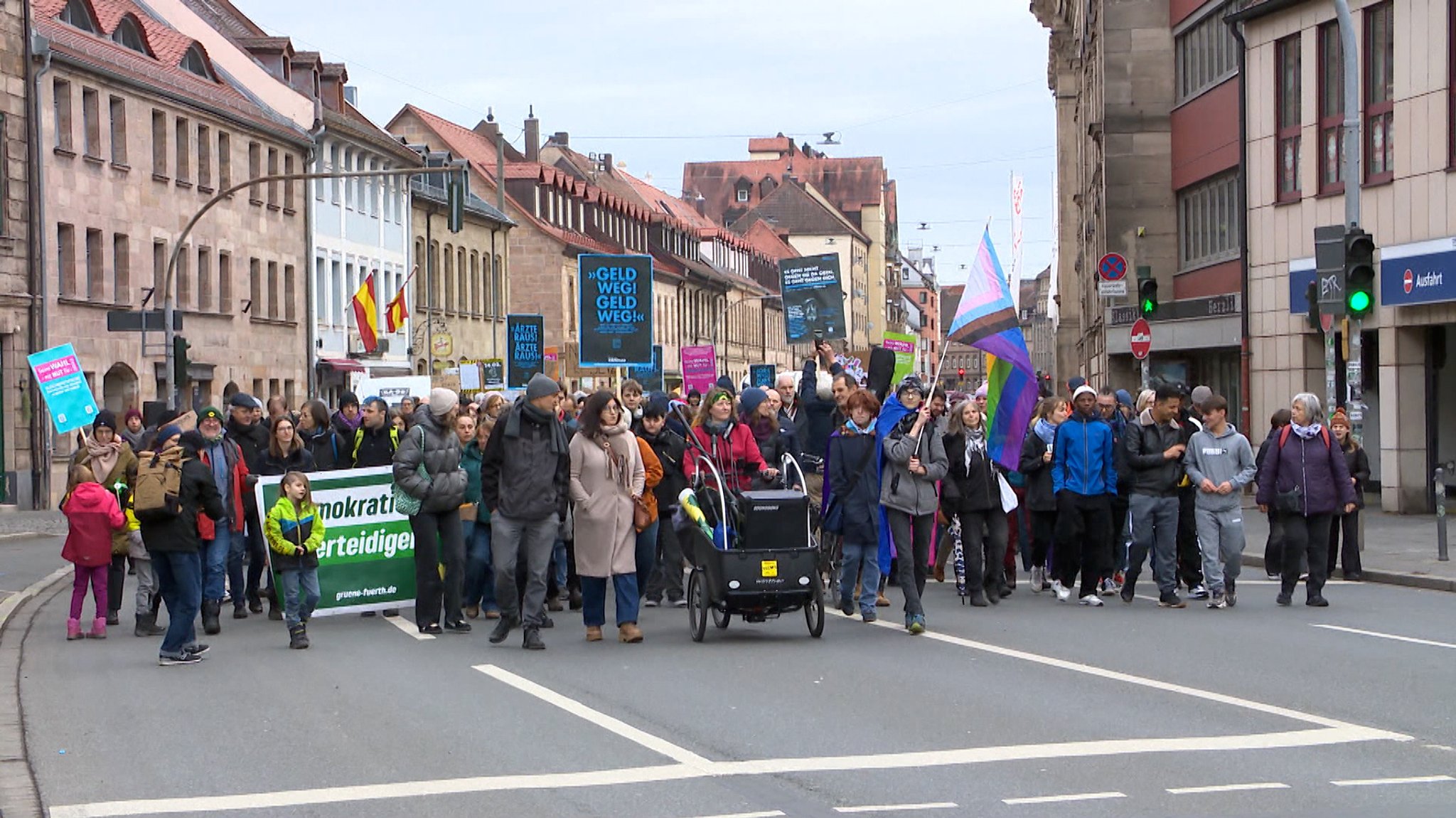 Vier Wochen vor der Bundestagswahl haben Menschen in ganz Deutschland gegen Rechtsextremismus demonstriert.