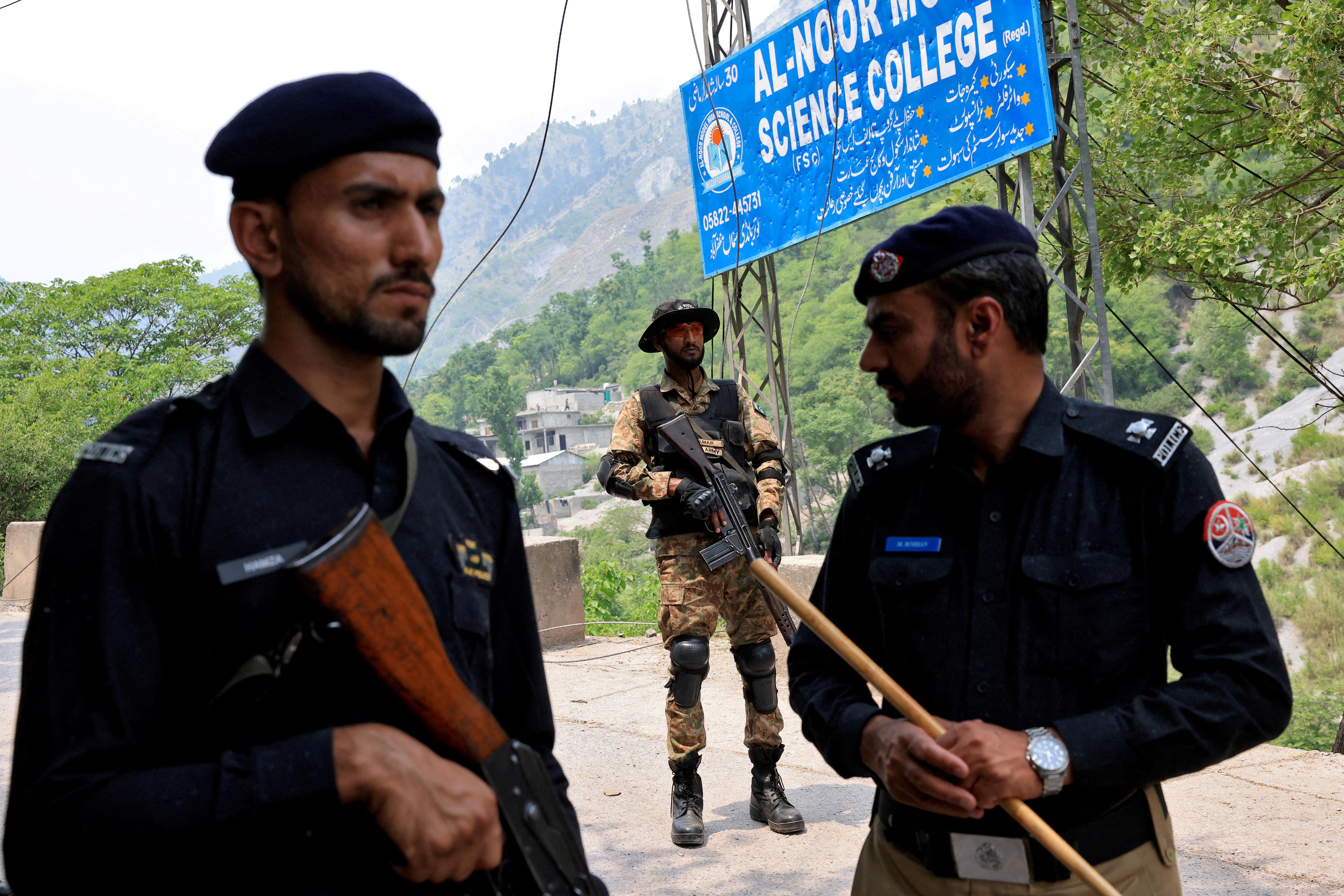 Pakistanische Sicherheitskräfte in der Nähe einer Moschee, wo eine indische Rakete eingeschlagen sein soll.