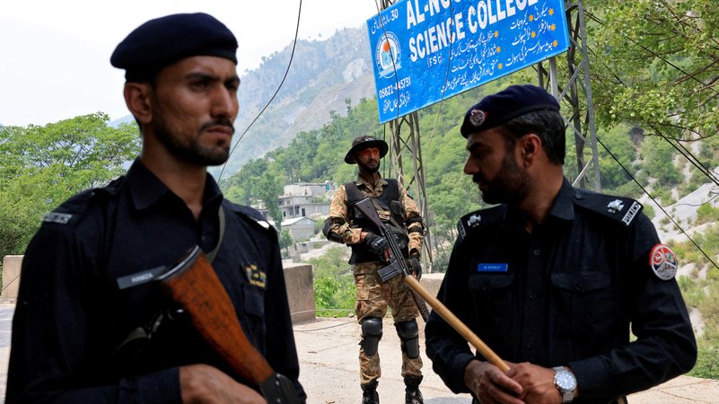 Pakistanische Sicherheitskräfte in der Nähe einer Moschee, wo eine indische Rakete eingeschlagen sein soll. | Bild: REUTERS/Akhtar Soomro Pakistanische Sicherheitskräfte in der Nähe einer Moschee, wo eine indische Rakete eingeschlagen sein soll.