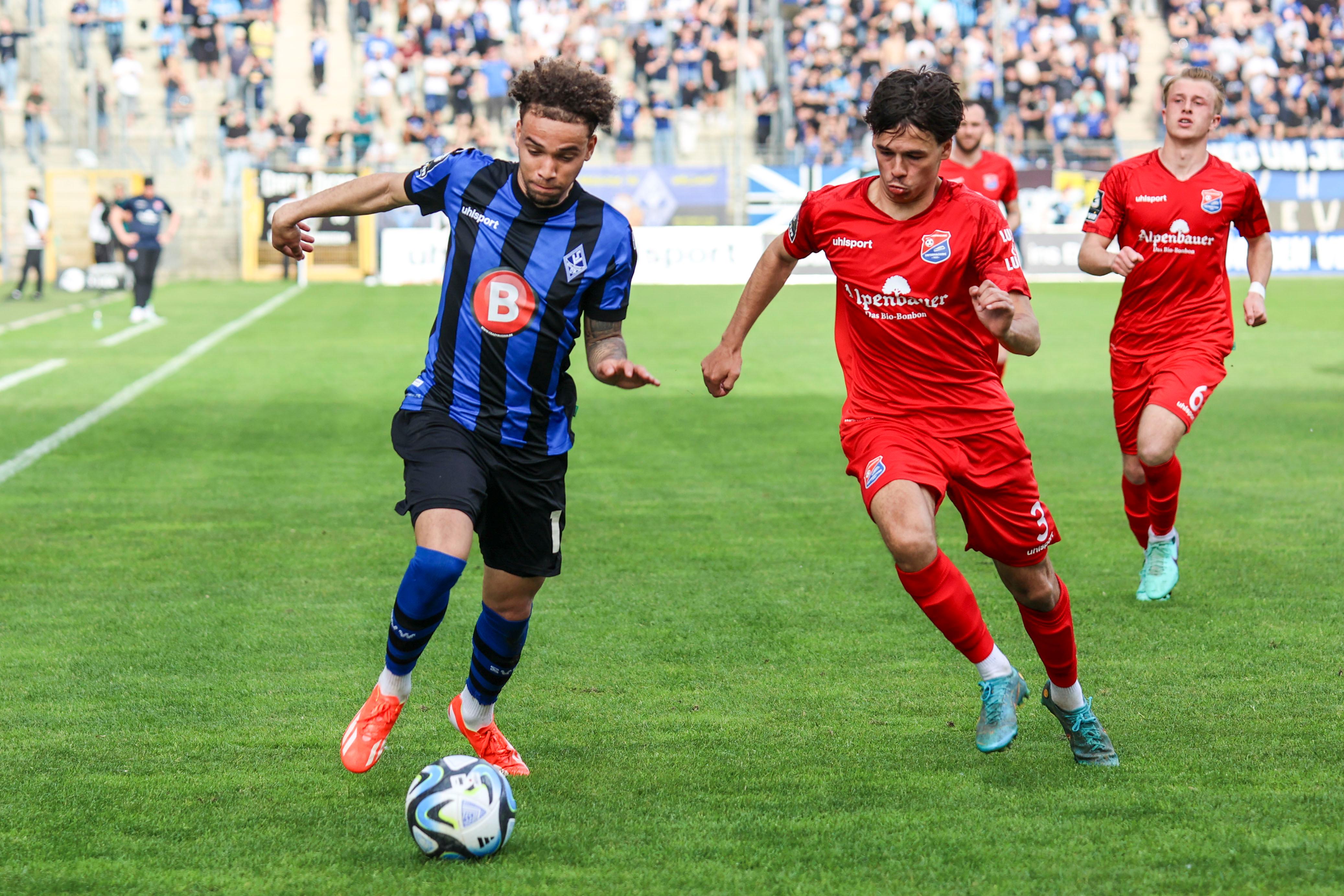 Jalen Hawkins (#11, SV Waldhof Mannheim) am Ball gegen Max Lamby (#3, Spvgg. Unterhaching) beim Spiel SV Waldhof Mannheim