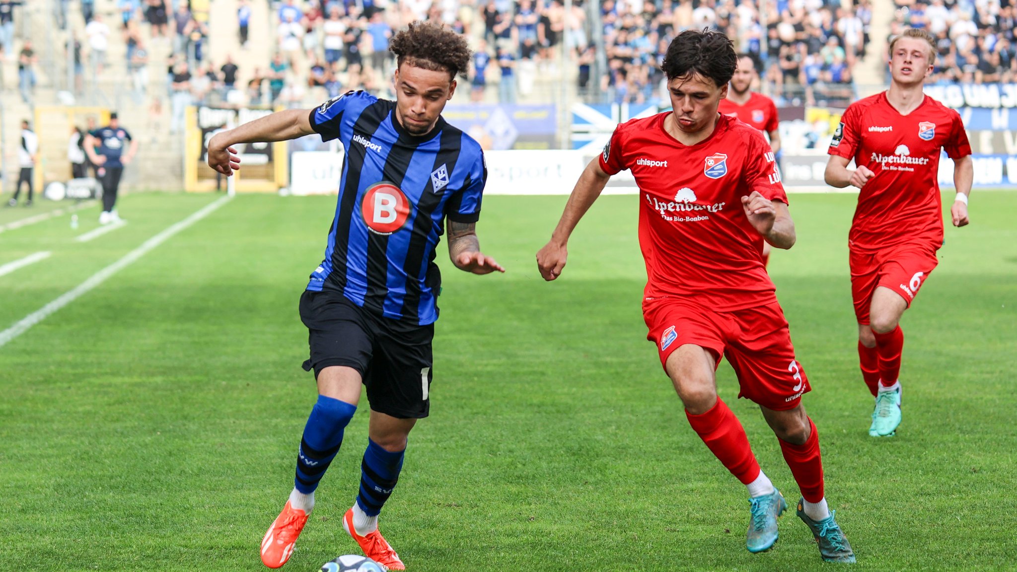 Jalen Hawkins (#11, SV Waldhof Mannheim) am Ball gegen Max Lamby (#3, Spvgg. Unterhaching) beim Spiel SV Waldhof Mannheim