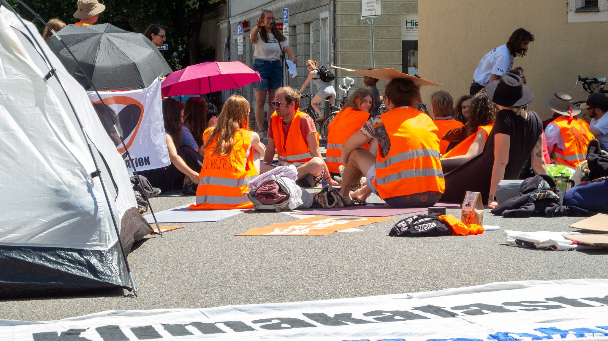 Aktivisten der sogenannten Letzten Generation am Jokobstor in Regensburg.