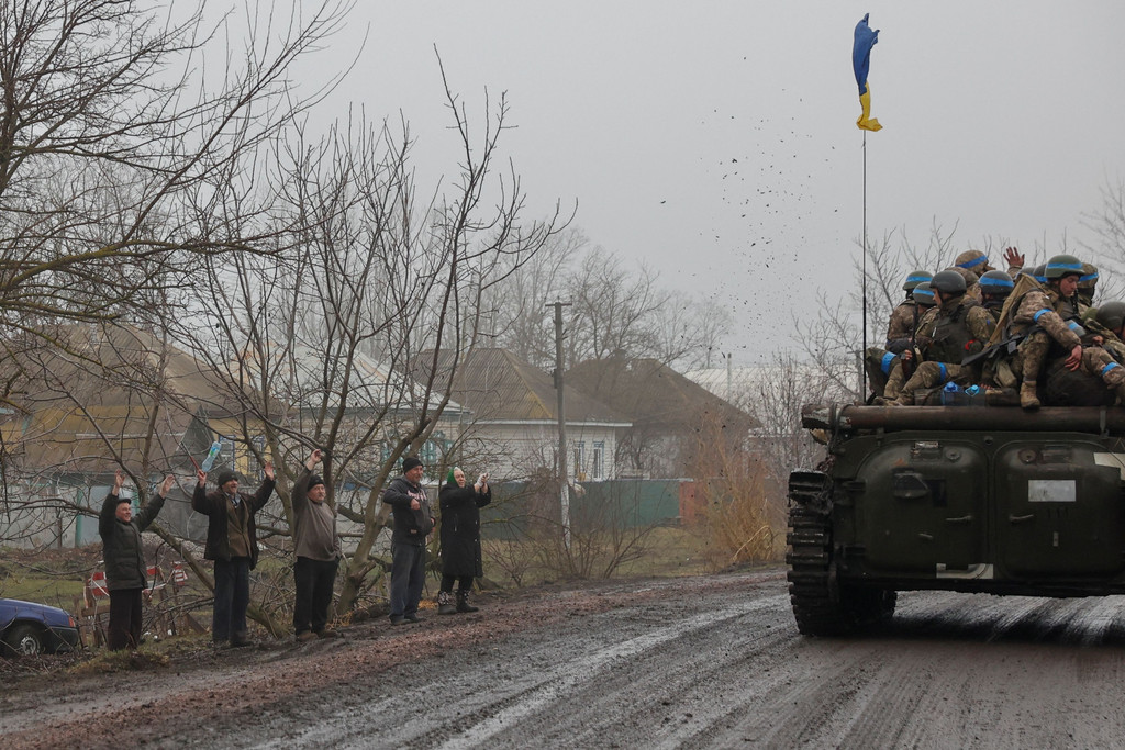 Bewohner von Tschernihiw bejubeln ukrainische Soldaten.