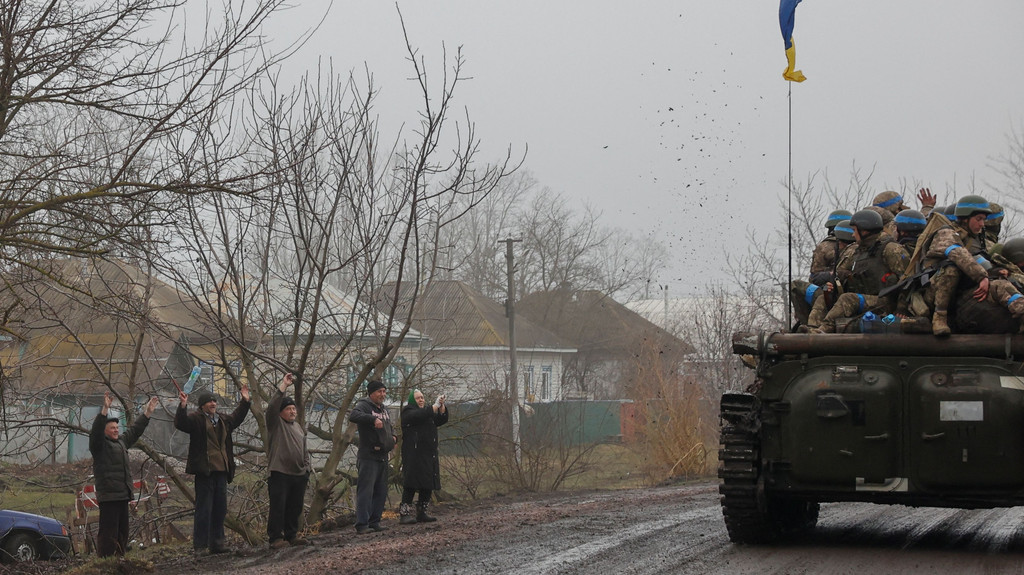 Bewohner von Tschernihiw bejubeln ukrainische Soldaten.