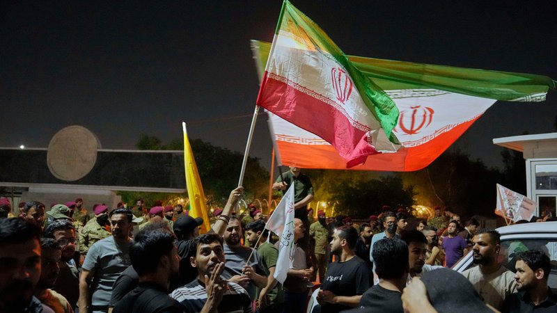 Irak, Bagdad: Demonstranten tragen iranische Flaggen während eines Protestes gegen israelische Angriffe auf den Iran | Bild: dpa-Bildfunk/Hadi Mizban Irak, Bagdad: Demonstranten tragen iranische Flaggen während eines Protestes gegen israelische Angriffe auf den Iran