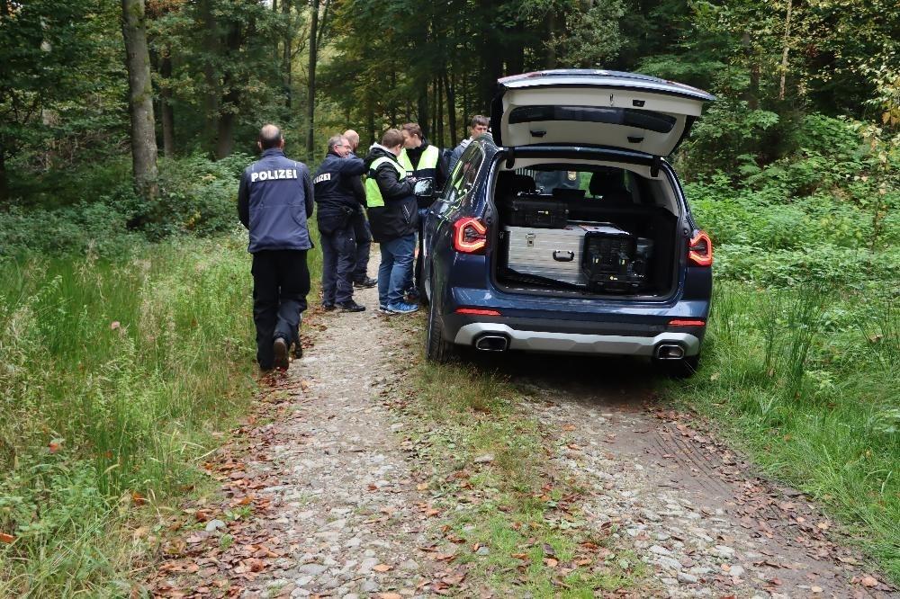 Einsatzkräfte der Polizei suchen ein Waldstück bei Altenmarkt ab.